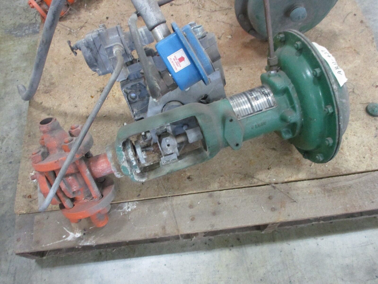 Fisher Diaphragm Control Valve w/ Positioner 667 / BFC Size 30 / 1" Used