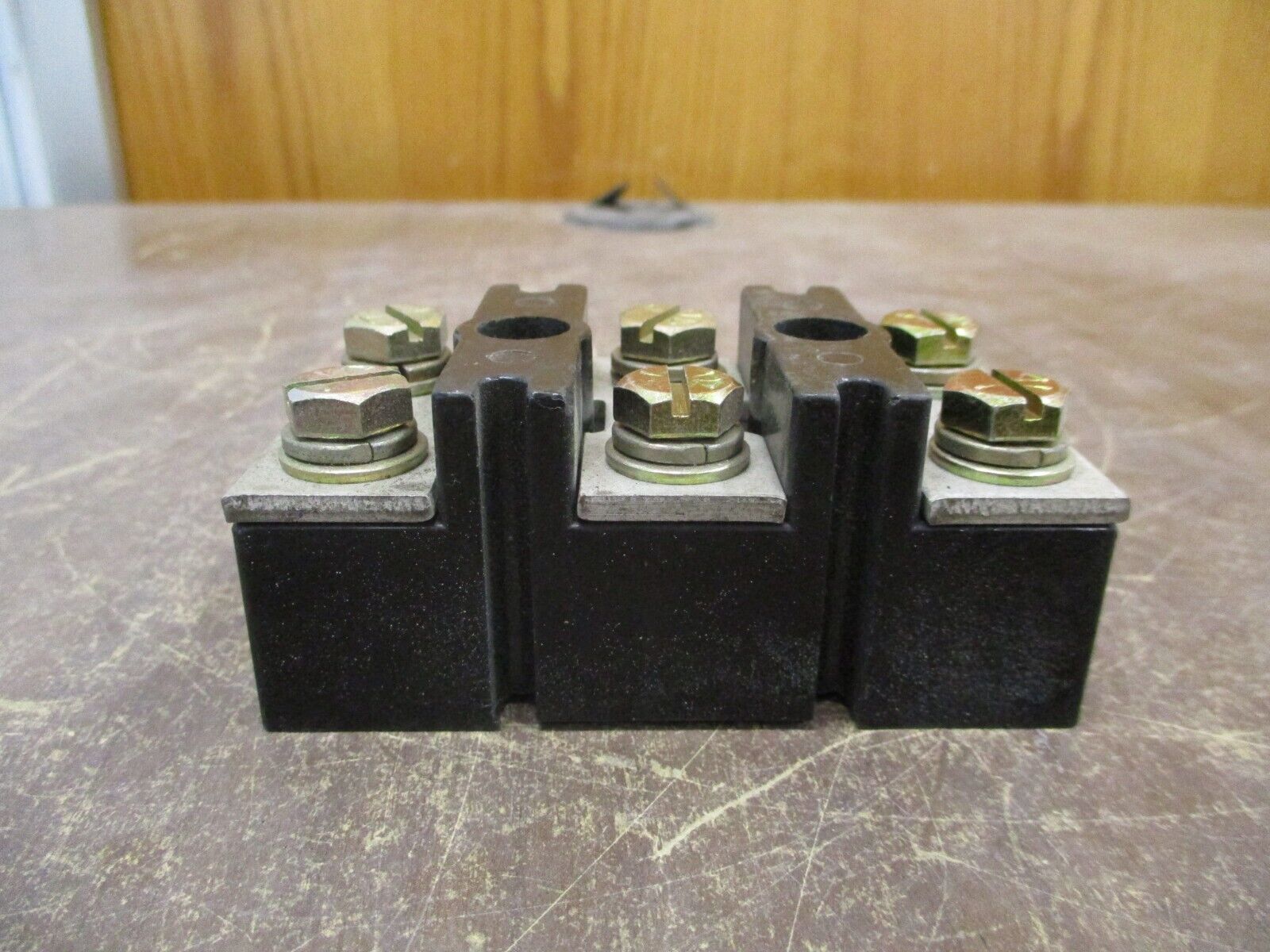 GE Terminal Block 8690261G7 150A 600V CR2960SY139C3D *Chipped Base* Used