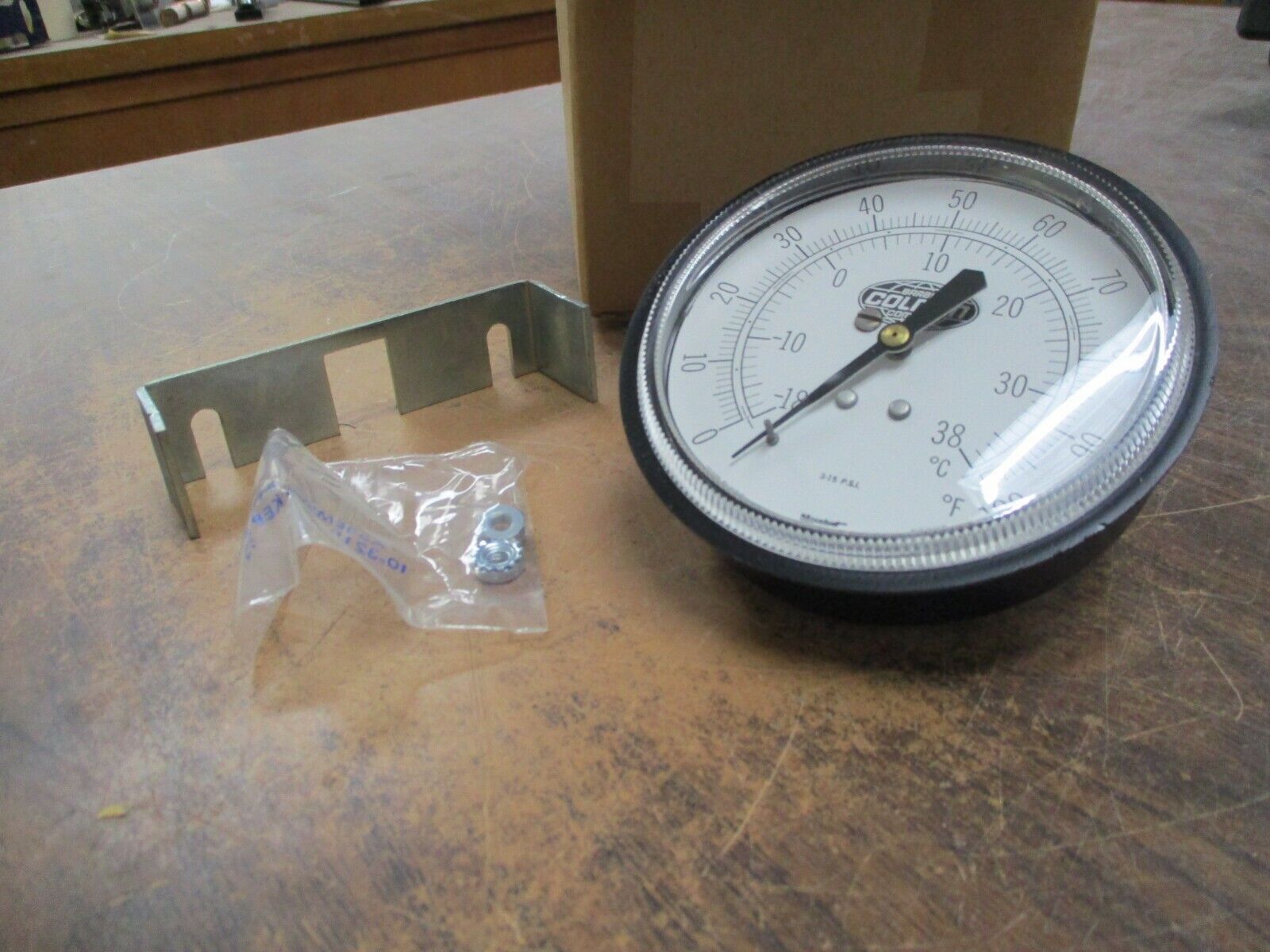 Barber-Colman Pneumatic Receiver Gauge AKS-9044-0-3 Range: 0-100°F Size: 3-1/2"