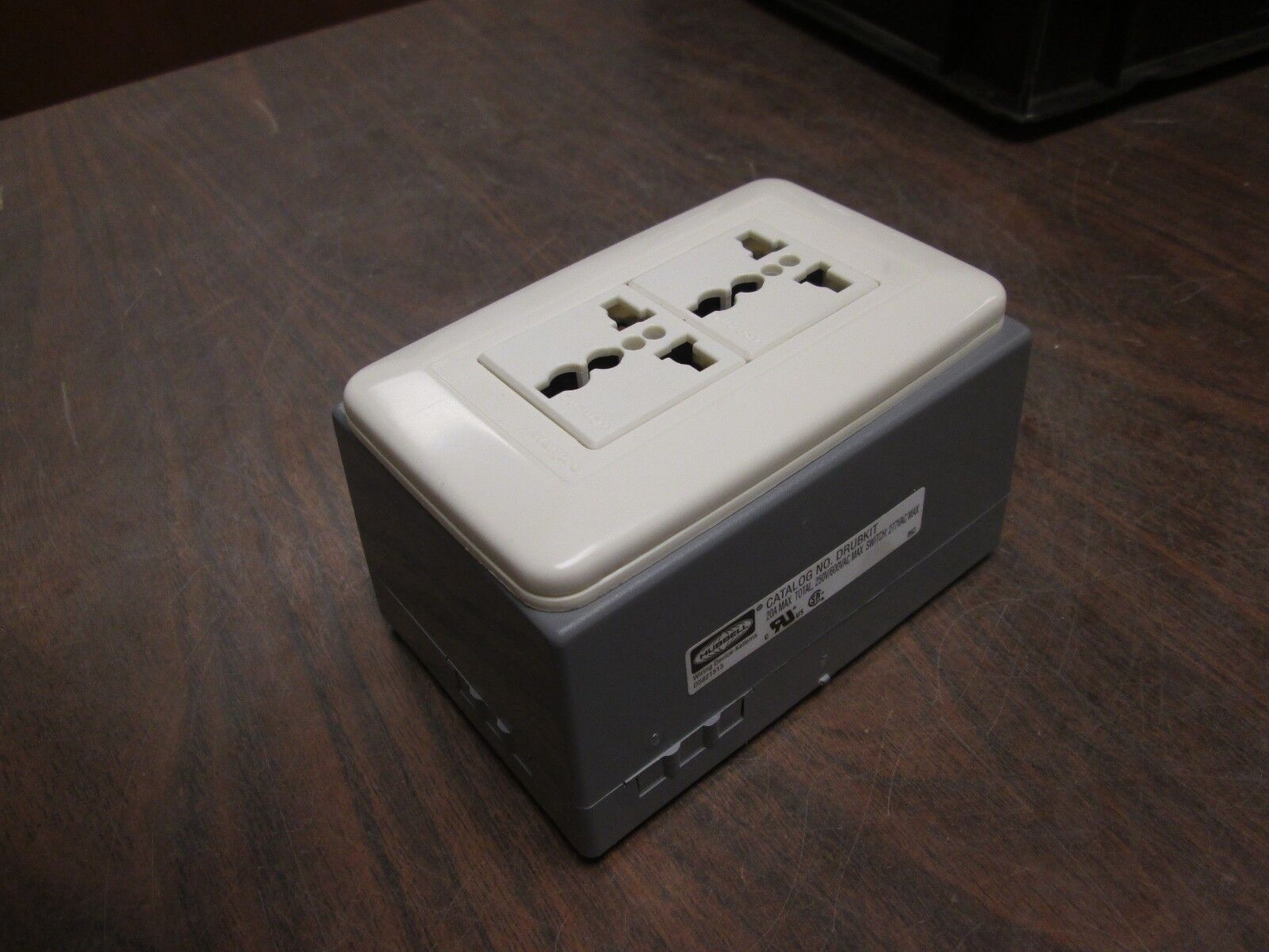 Hubbell Outlet Box DRUBKIT 20A 250/600V Used