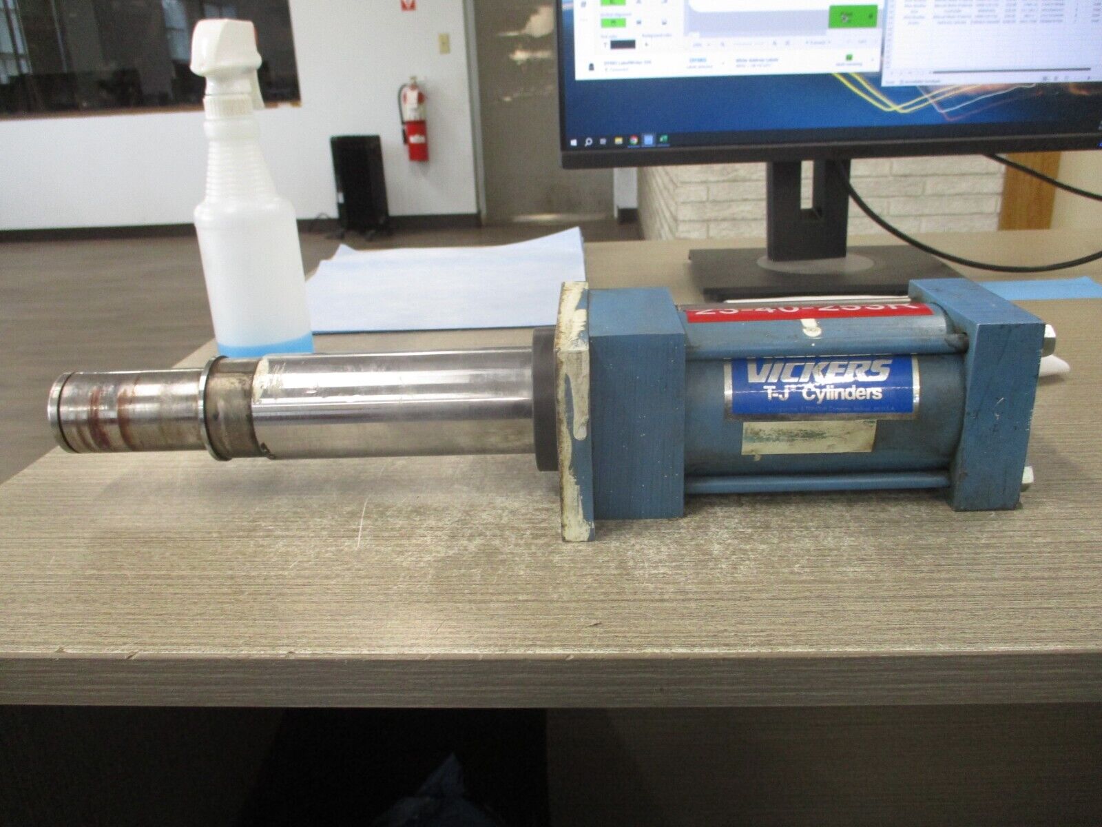 Vickers T-J Hydraulic Cylinder 23-40-253R Used