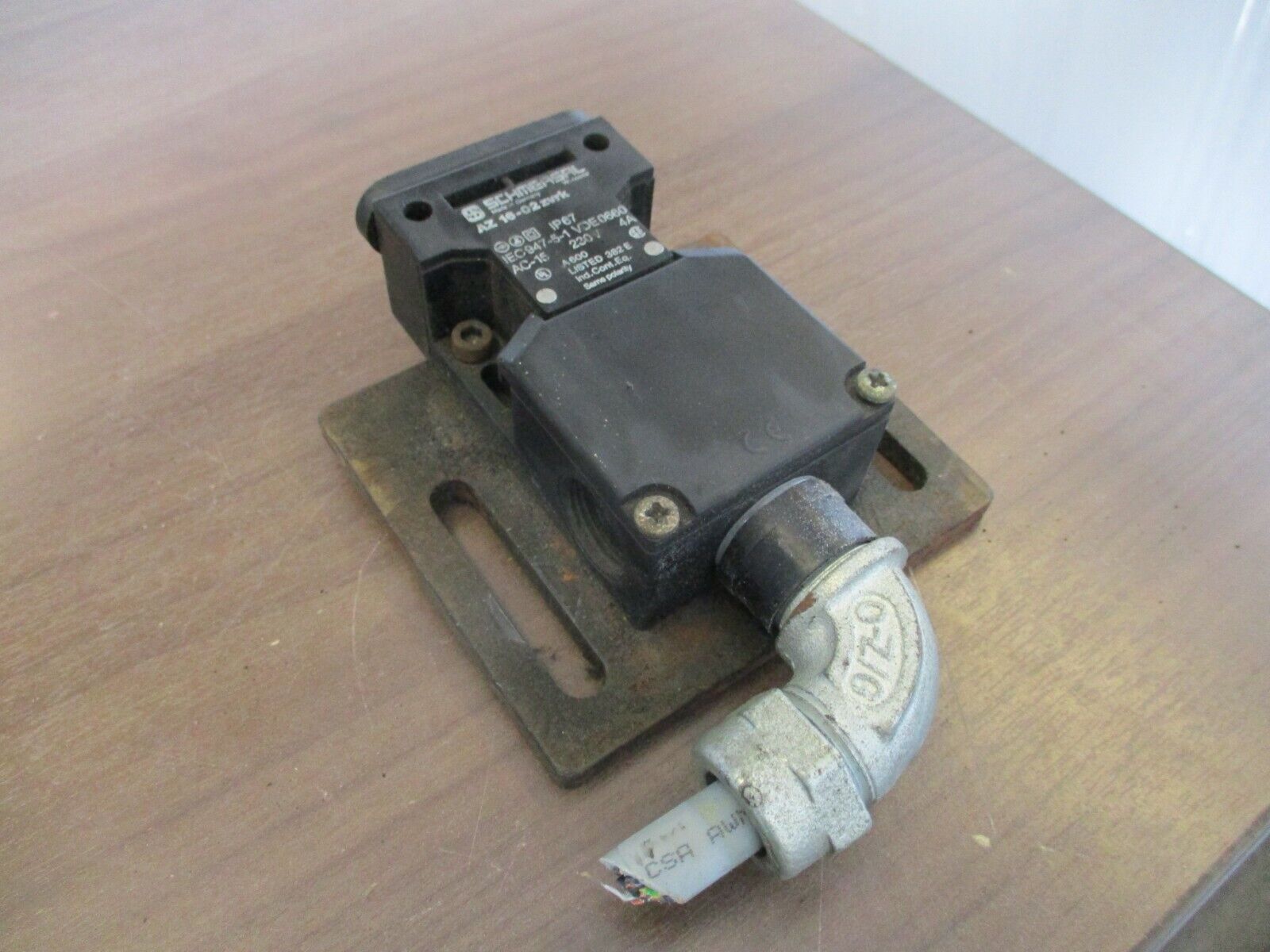 Schmersal Safety Interlock Switch AZ 16-02zvrk 230V 4A Used