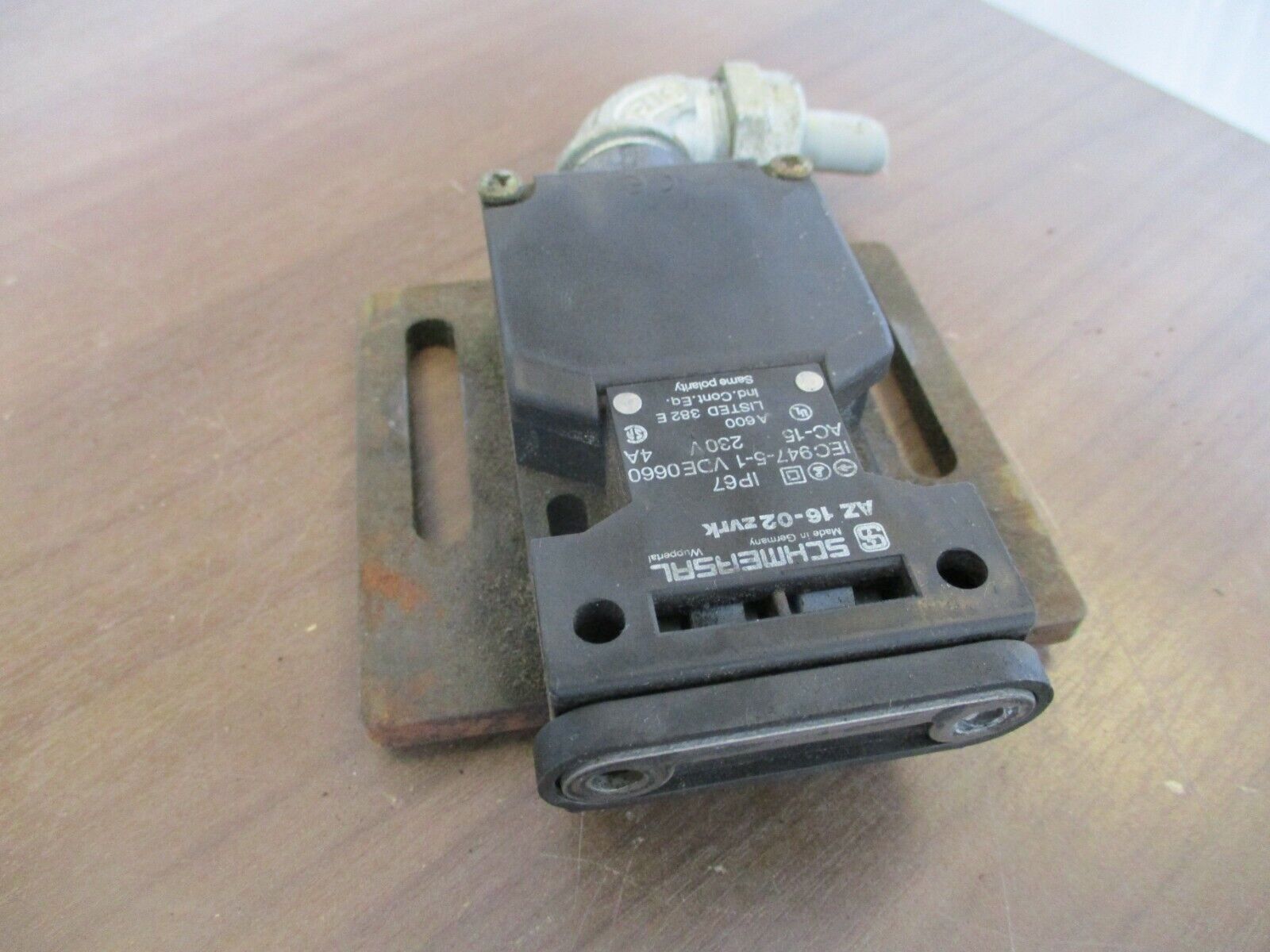 Schmersal Safety Interlock Switch AZ 16-02zvrk 230V 4A Used