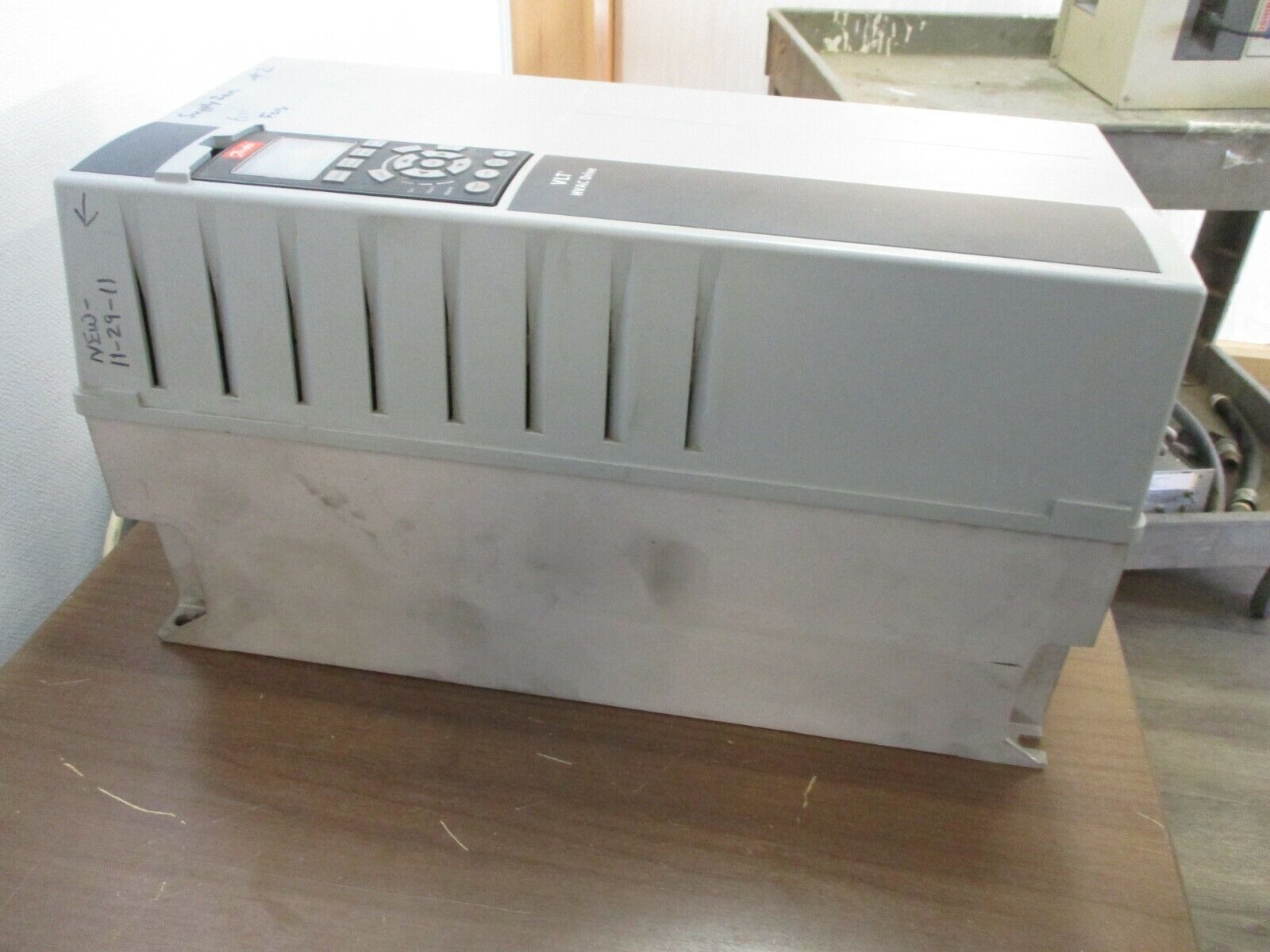 Danfoss VLT AC Drive 131B4245 20HP 3Ph w/ Keypad Used