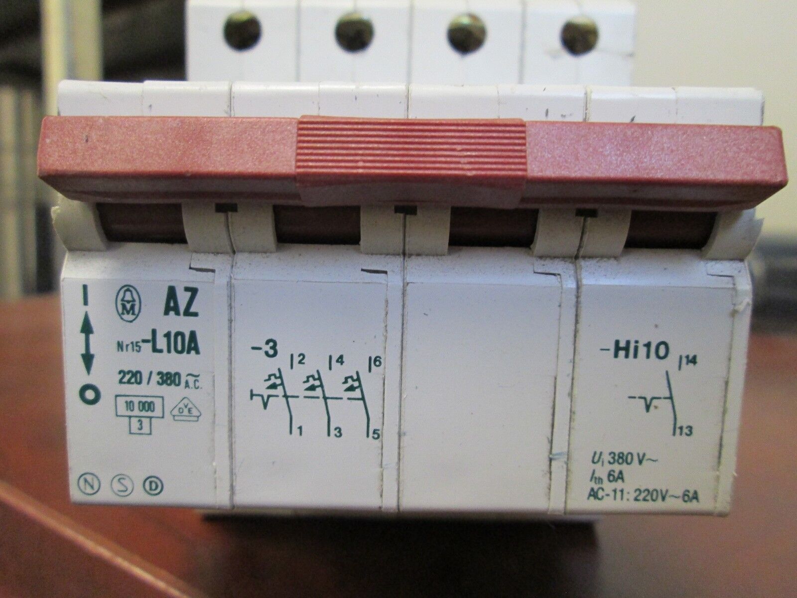 Merlin Gerin Circuit Breaker AZ NR15-L10A 220/380VAC 4P Used