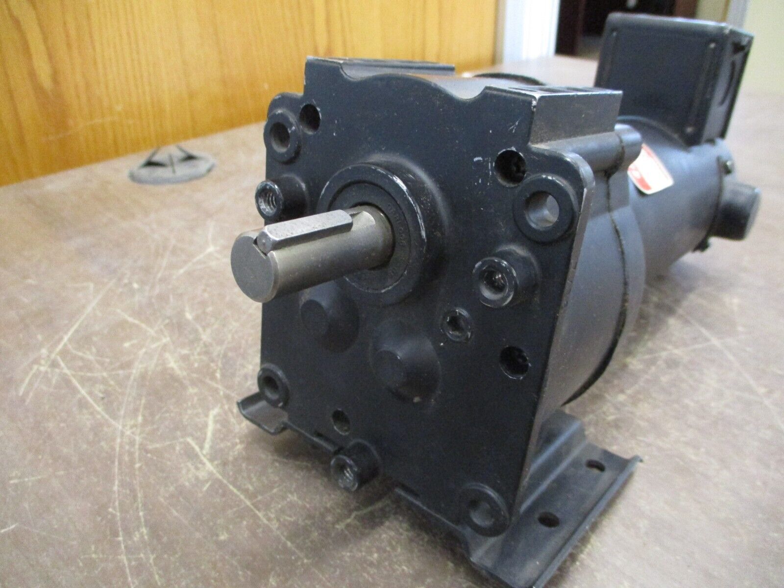 Dayton DC Gearmotor 4Z130 1/8HP 48V F/L RPM: 22 Ratio 82:1 Used