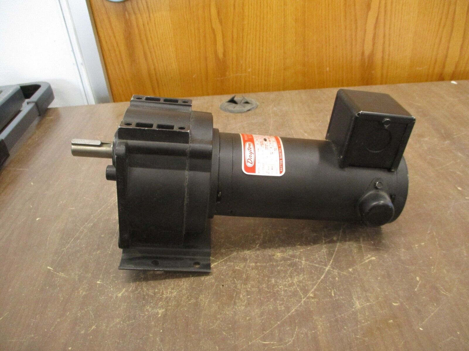 Dayton DC Gearmotor 4Z130 1/8HP 48V F/L RPM: 22 Ratio 82:1 Used