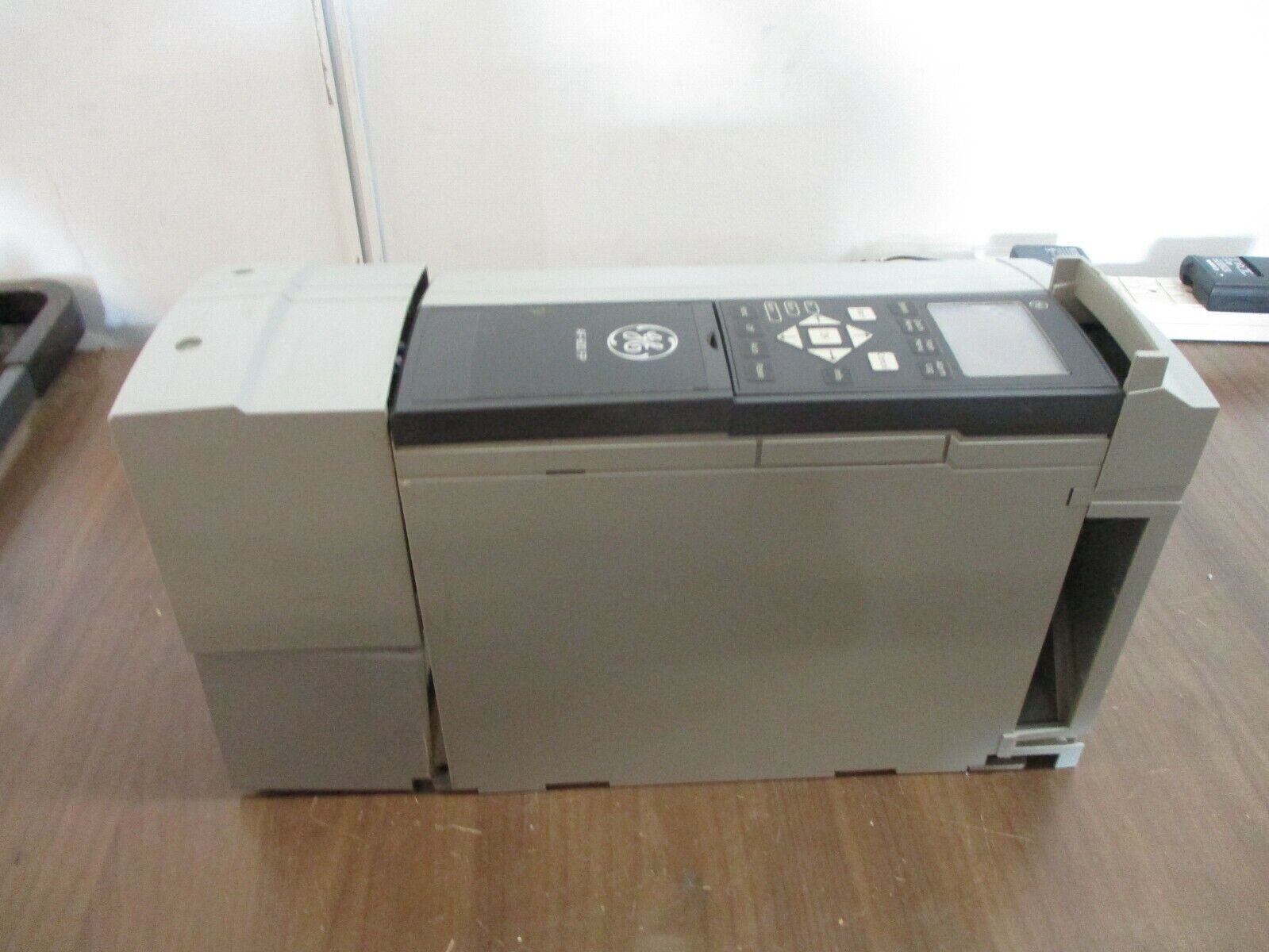 GE AF-600 FP AC Drive 131H9274 Model: 6KFP43007X9XXXA1 7.5HP 3Ph w/ Keypad Used