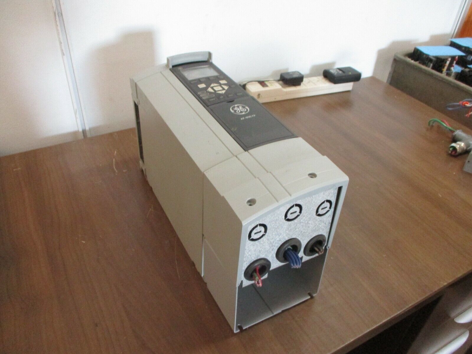 GE AF-600 FP AC Drive 131H9274 Model: 6KFP43007X9XXXA1 7.5HP 3Ph w/ Keypad Used