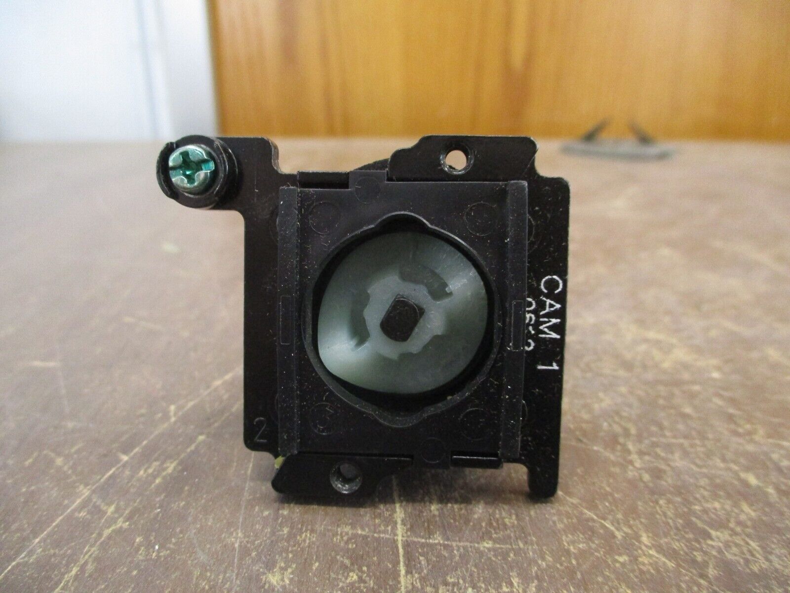 Eaton Selector Switch E34VFBK1 Ser. A1 2-Position Black Knob New Surplus