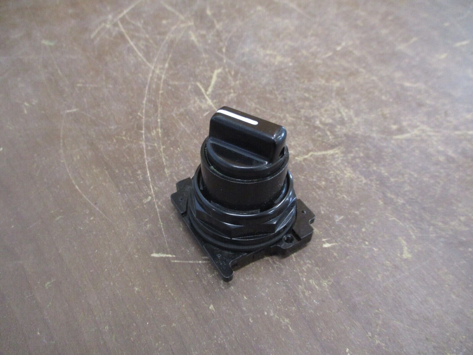 Eaton Selector Switch E34VFBK1 Ser. A1 2-Position Black Knob New Surplus