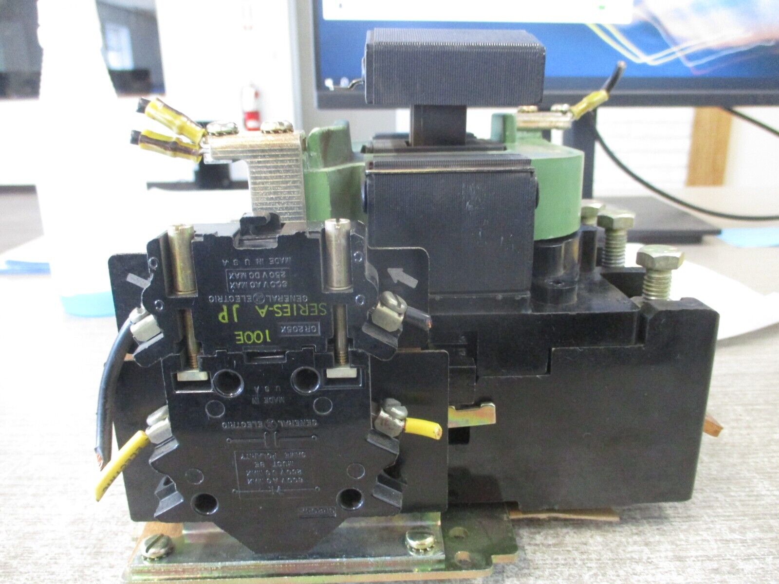 GE Contactor CR161A20700 460V Coil Used