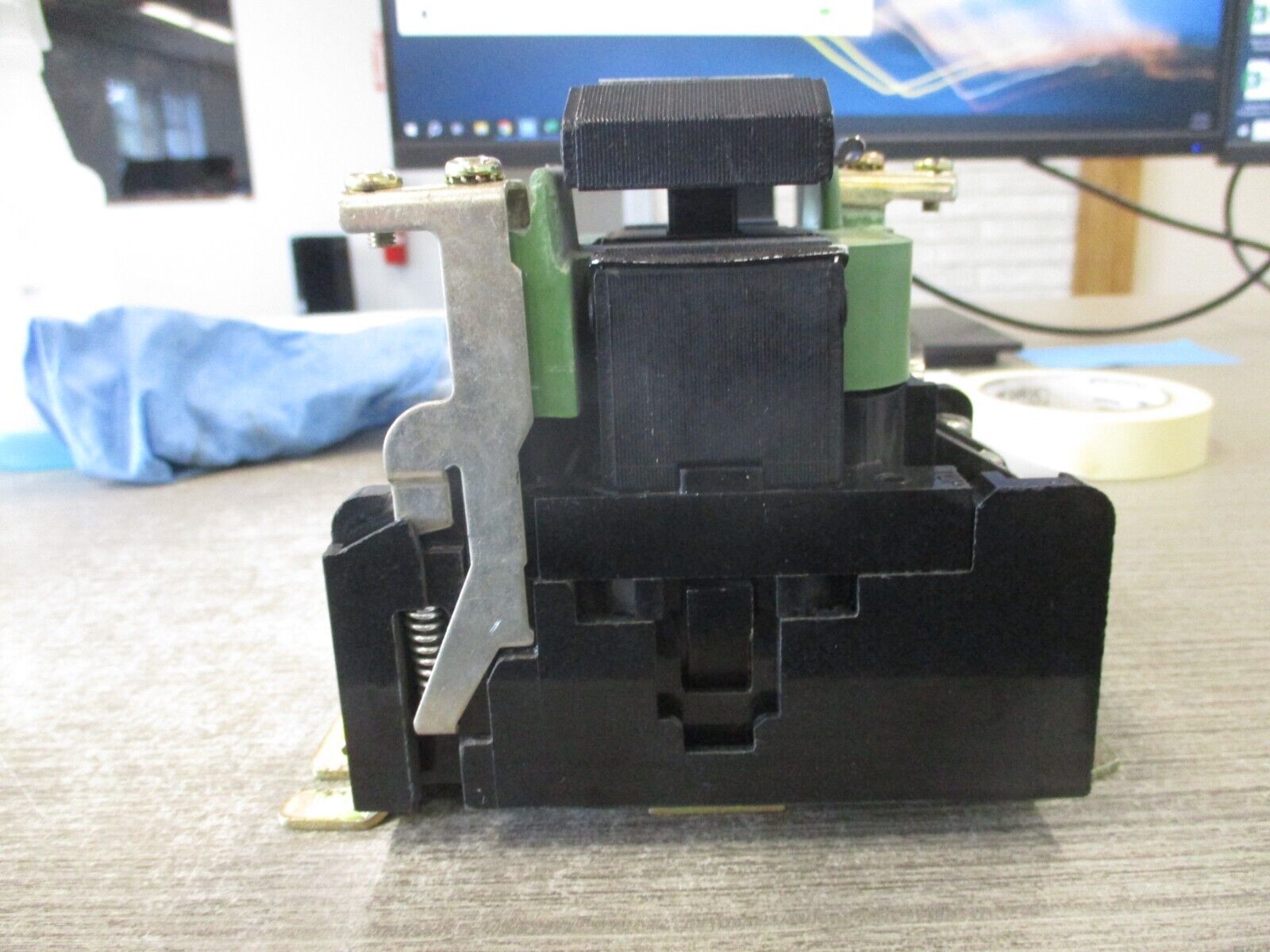 GE Contactor CR161A19200 460V Coil *Missing (2) Terminal Screws* Used