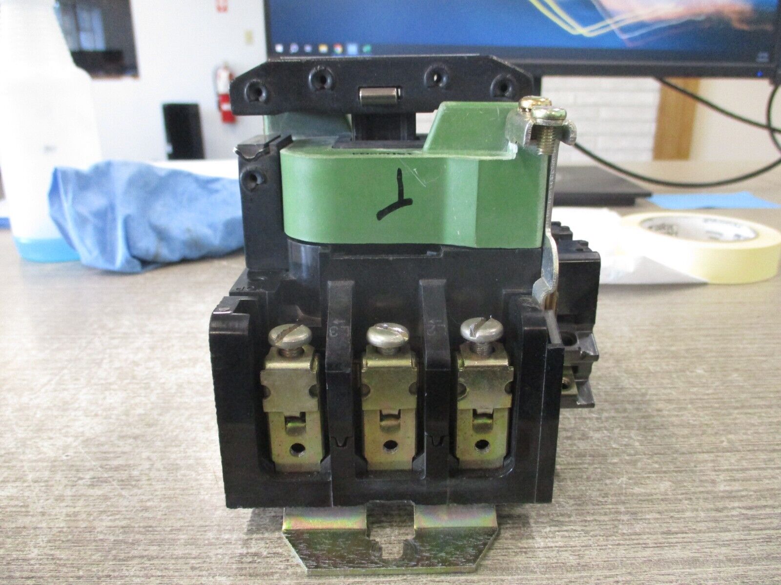 GE Contactor CR161A19200 460V Coil *Missing (2) Terminal Screws* Used