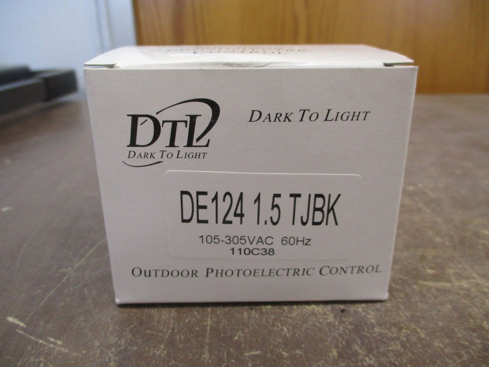 DTL Outdoor Photoelectric Control DE124 1.5 TJBK 105-305VAC 60Hz New Surplus