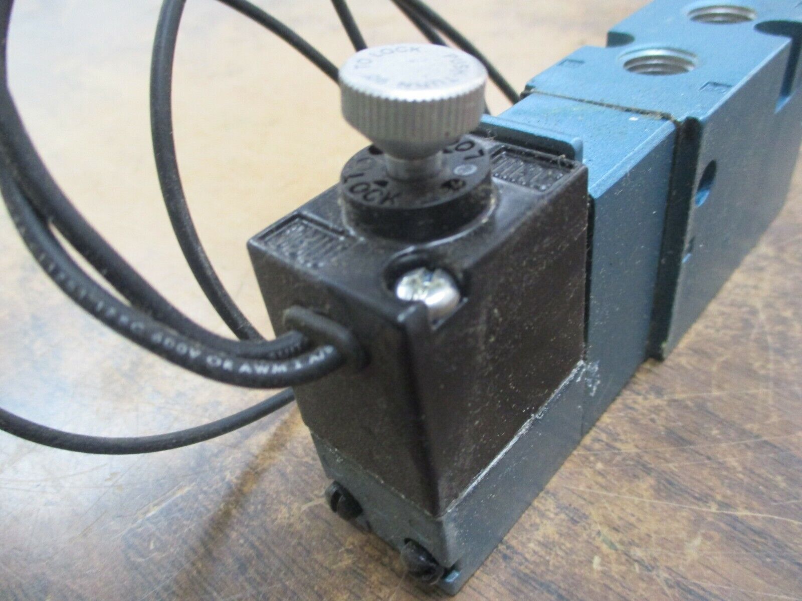 MAC Solenoid Valve 811C-PM-114BA-172 150PSI *Chipped Corner* Used