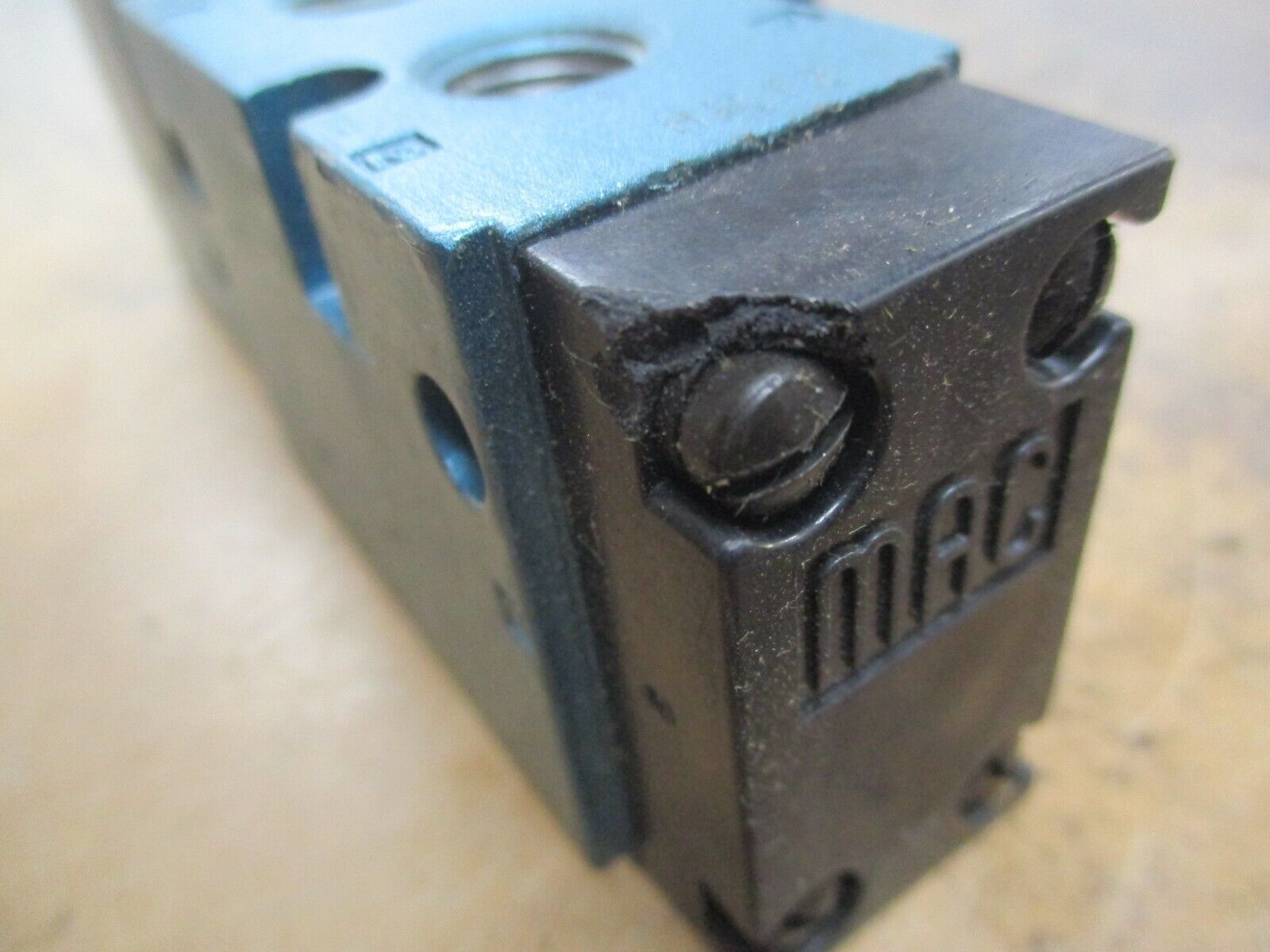 MAC Solenoid Valve 811C-PM-114BA-172 150PSI *Chipped Corner* Used