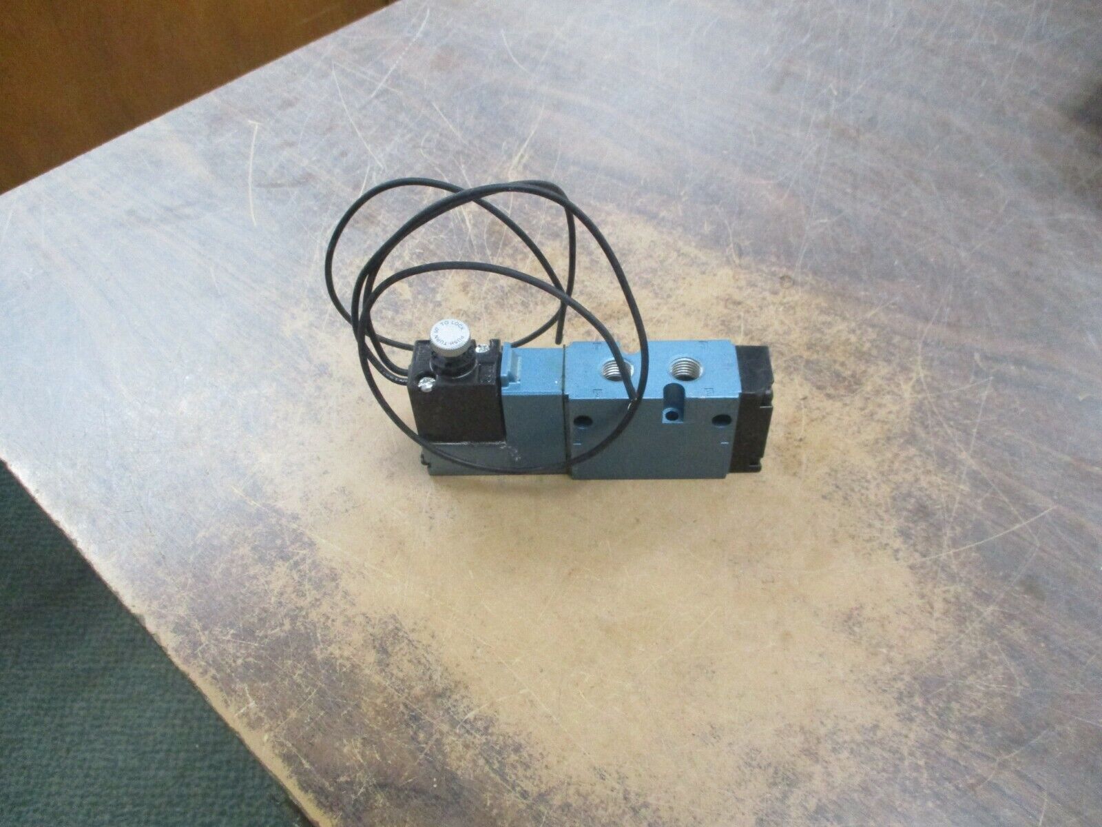 MAC Solenoid Valve 811C-PM-114BA-172 150PSI *Chipped Corner* Used