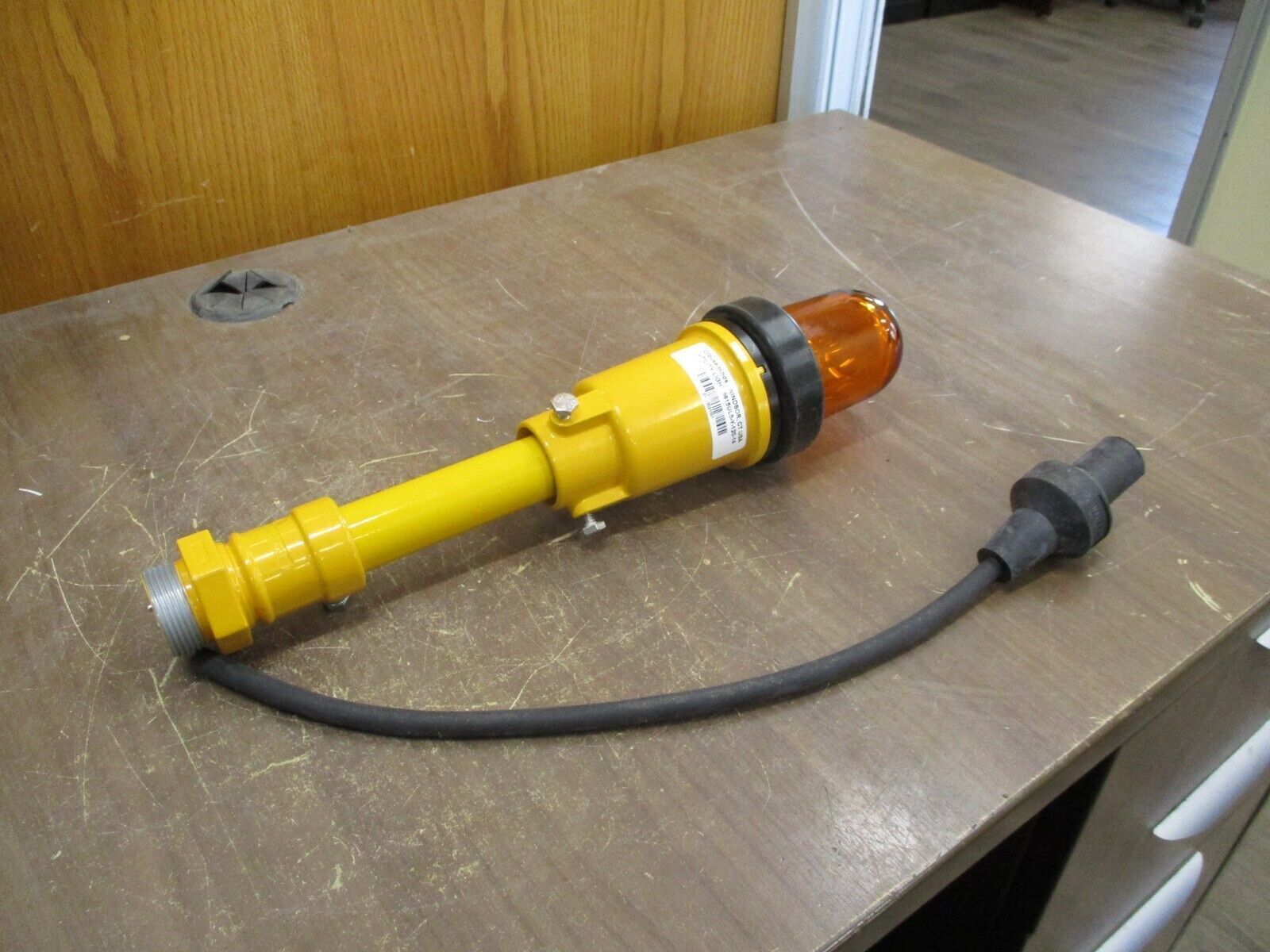 Cooper Utility Light 8615UL5-Y-120-14 New Surplus