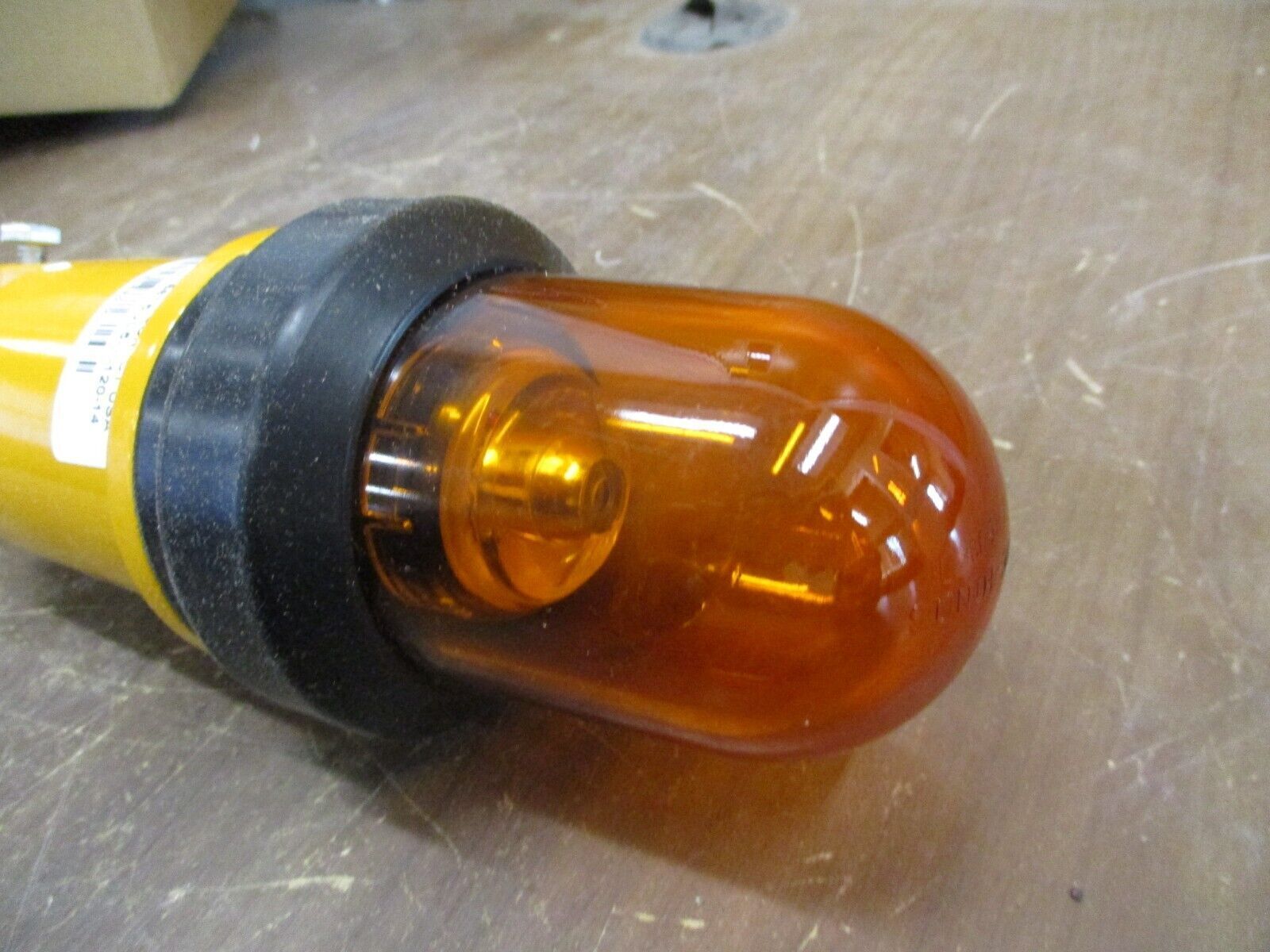 Cooper Utility Light 8615UL5-Y-120-14 New Surplus