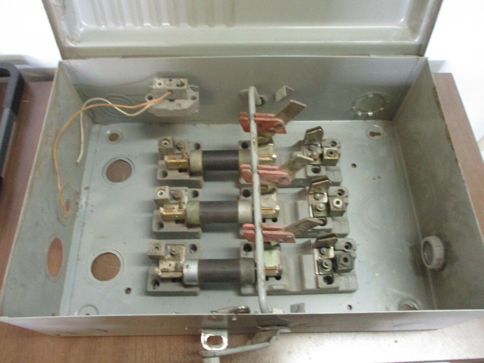 FPE Fusible Safety Switch/Disconnect 3232 200A 240V Poles: 4SN Used