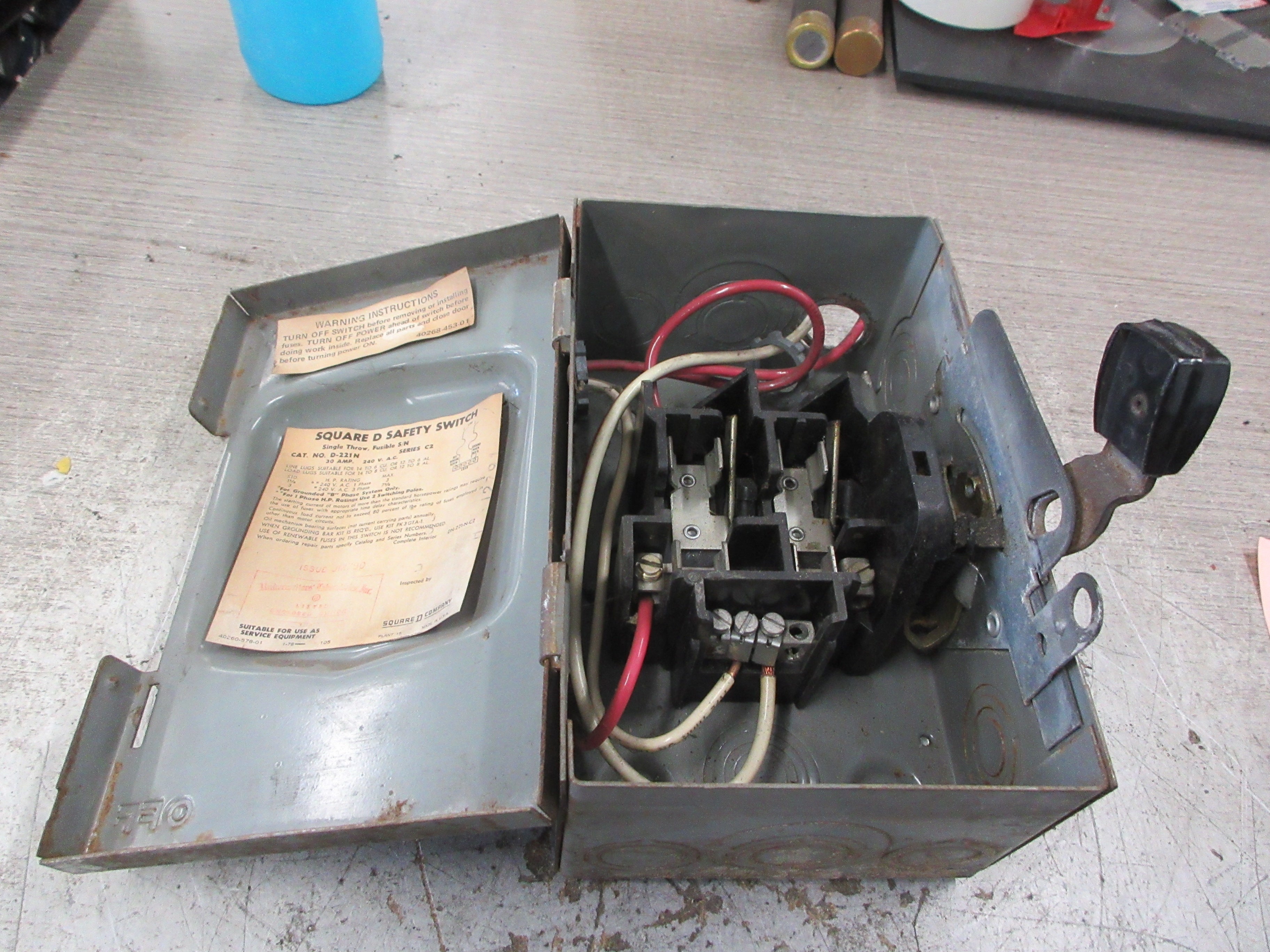 Square D Fusible Safety Switch/Disconnect D-221N 30A 240V Used