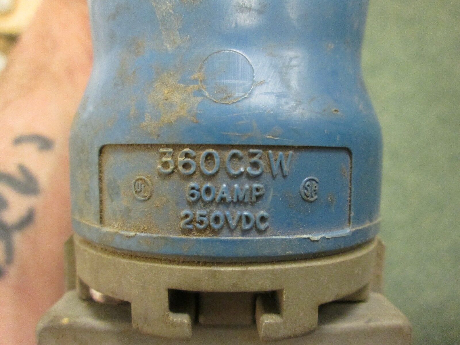 Hubbell Connector 360C3W 60A 250VDC 2P 3W Wire Connection *Missing Cap* Used