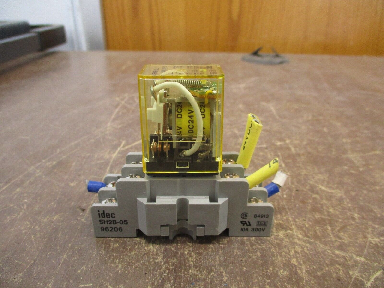 IDEC Relay w/ Base RH2B-UL 24VDC *Lot of 2* Used