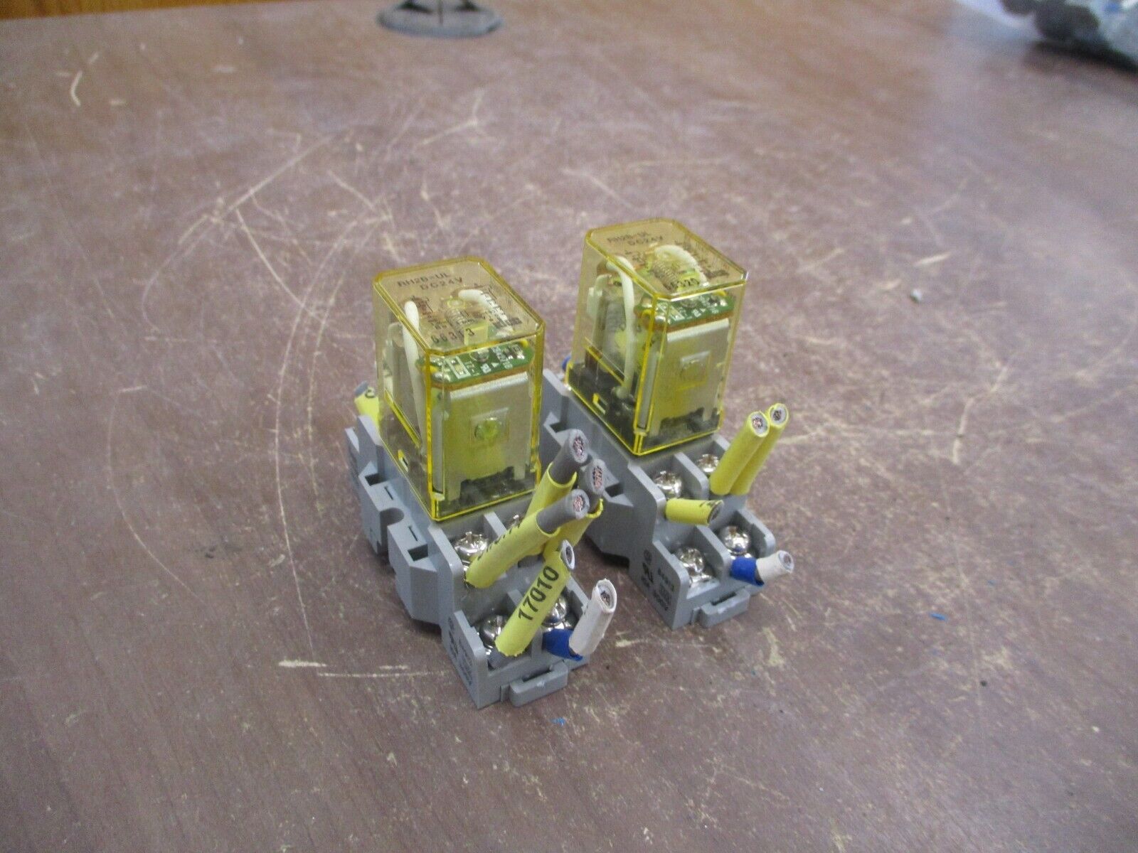 IDEC Relay w/ Base RH2B-UL 24VDC *Lot of 2* Used