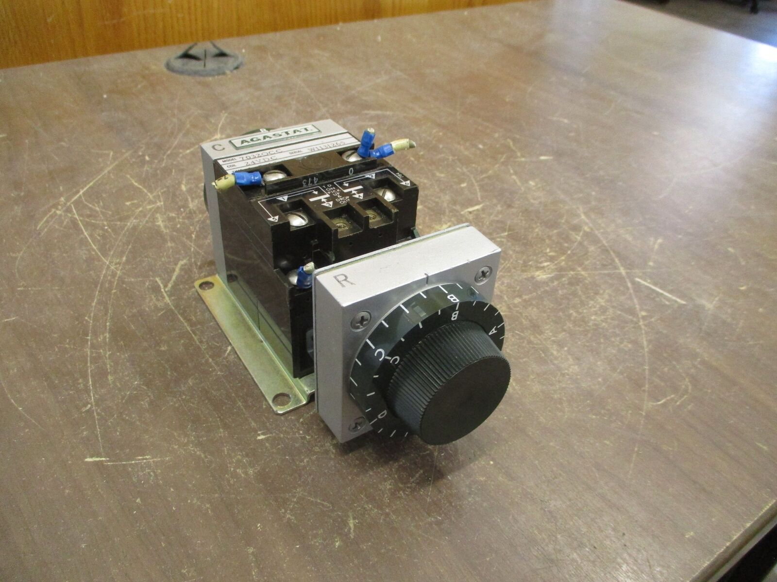 Agastat Timer 70320CC 24VDC Coil Time: 1.5-15 Sec *Chipped Insulator* *Missing (