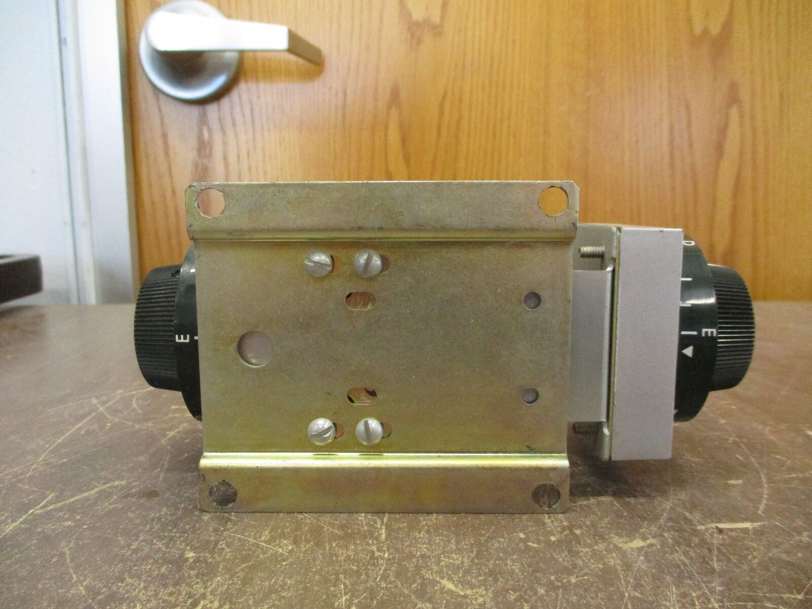 Agastat Timer 70320CC 24VDC Coil Time: 1.5-15 Sec *Chipped Insulator* *Missing (