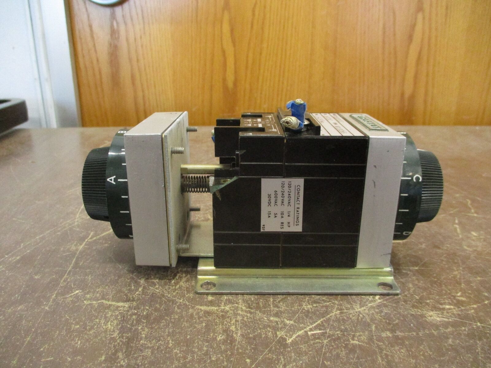 Agastat Timer 70320CC 24VDC Coil Time: 1.5-15 Sec *Chipped Insulator* *Missing (