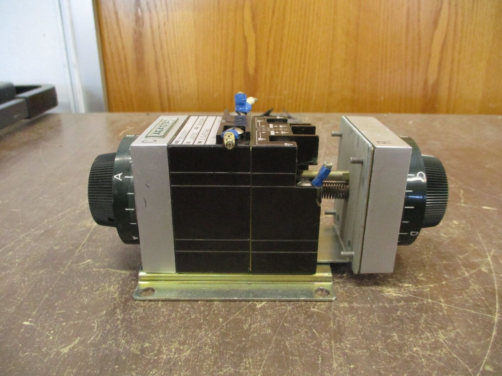 Agastat Timer 70320CC 24VDC Coil Time: 1.5-15 Sec *Chipped Insulator* *Missing (