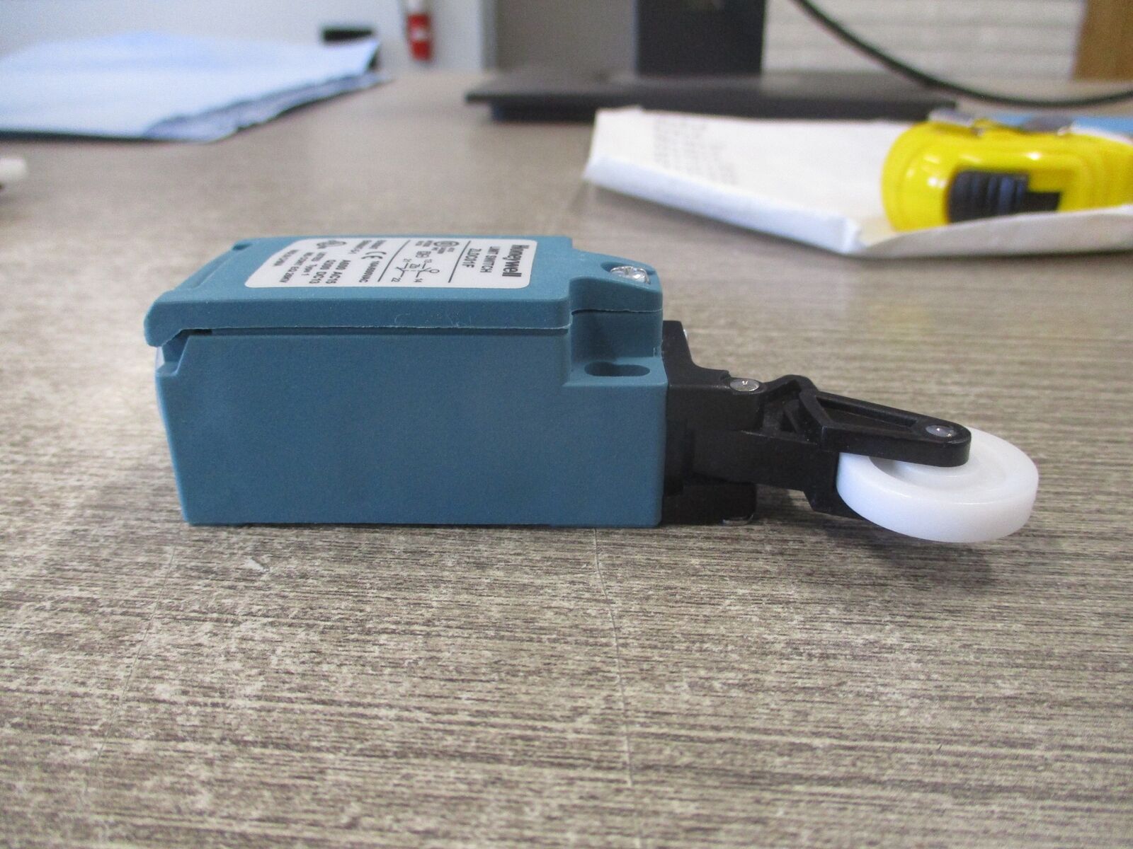 Honeywell Limit Switch ZLDC01F 10A 600V Used