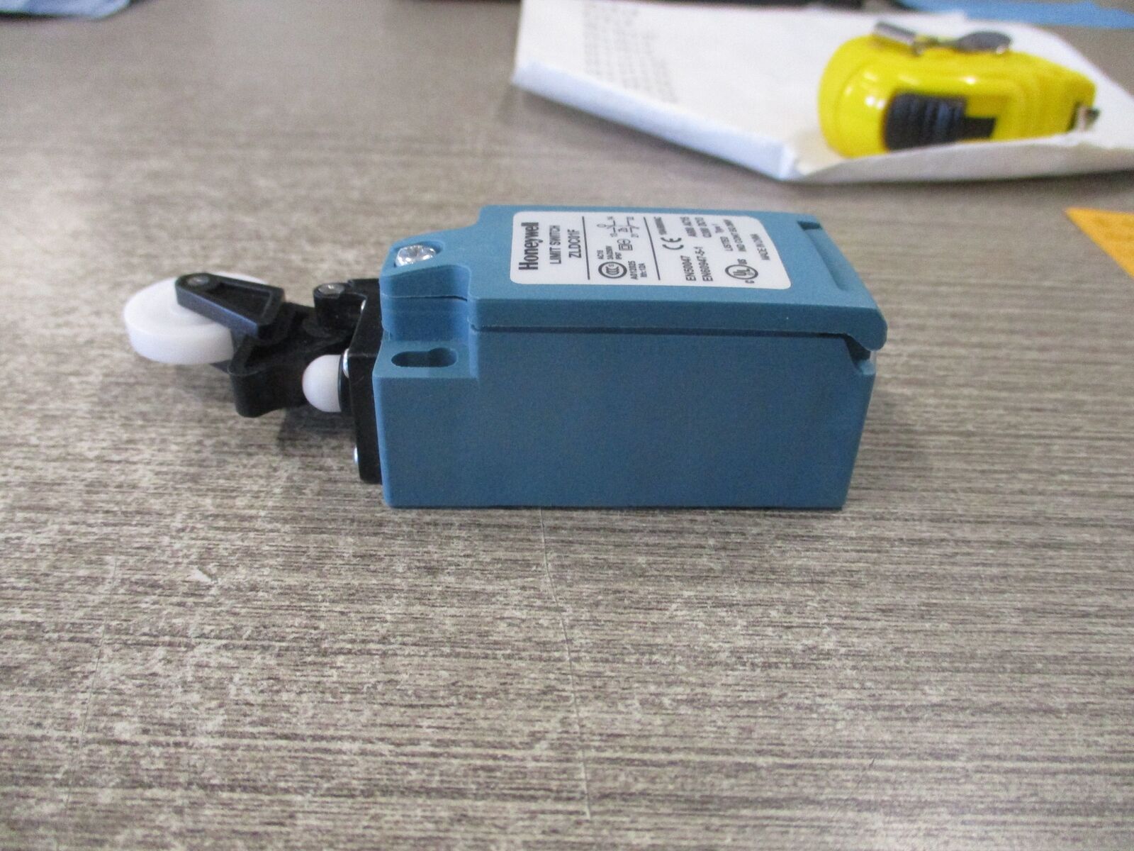 Honeywell Limit Switch ZLDC01F 10A 600V Used