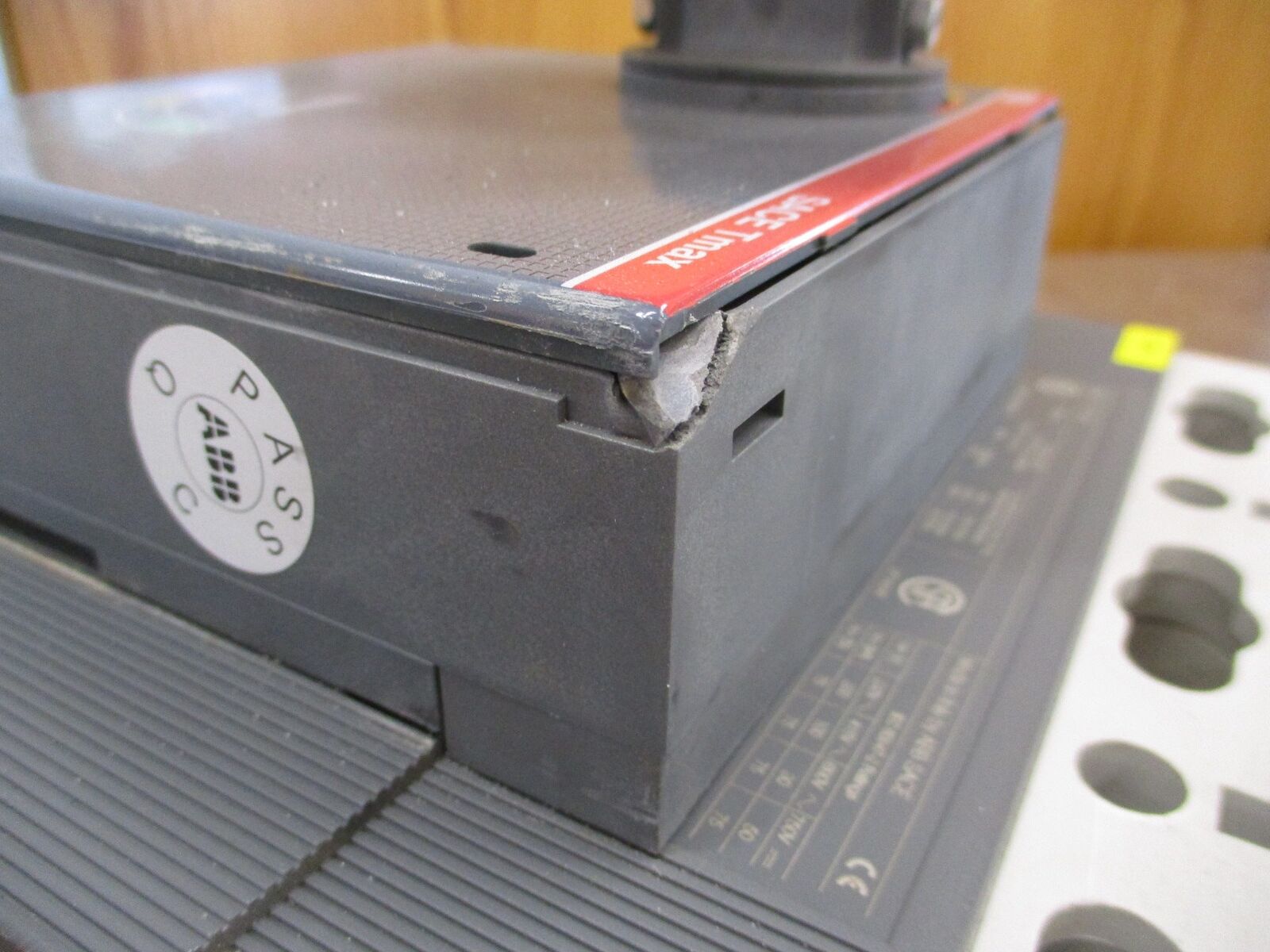 ABB SACE Tmax Breaker Disconnect T6L 800 / PR222DS/P 800A 600V 3P *Broken Top*