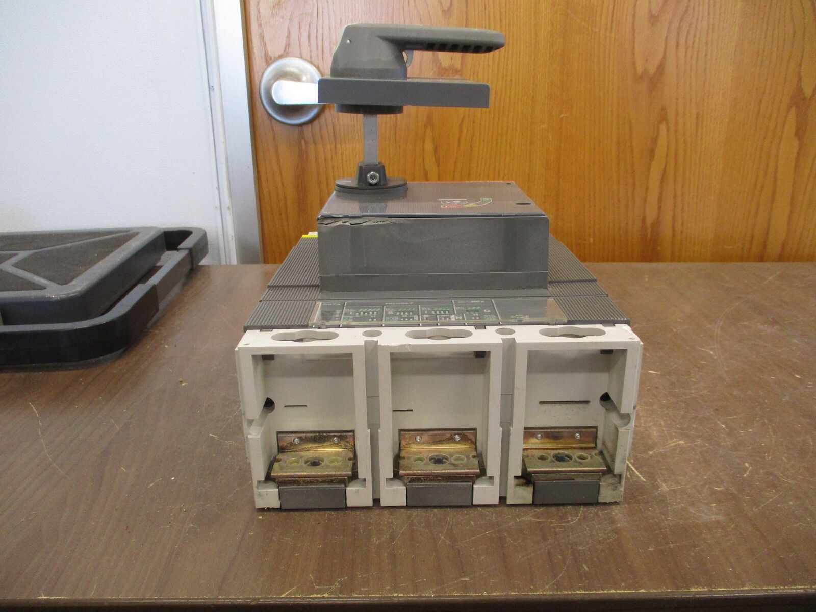 ABB SACE Tmax Breaker Disconnect T6L 800 / PR222DS/P 800A 600V 3P *Broken Top*