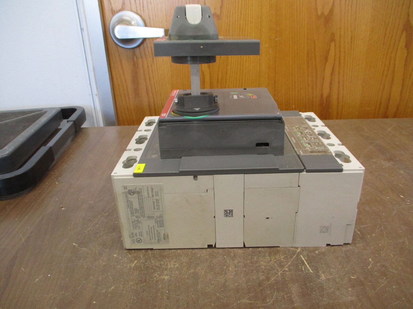ABB SACE Tmax Breaker Disconnect T6L 800 / PR222DS/P 800A 600V 3P *Broken Top*