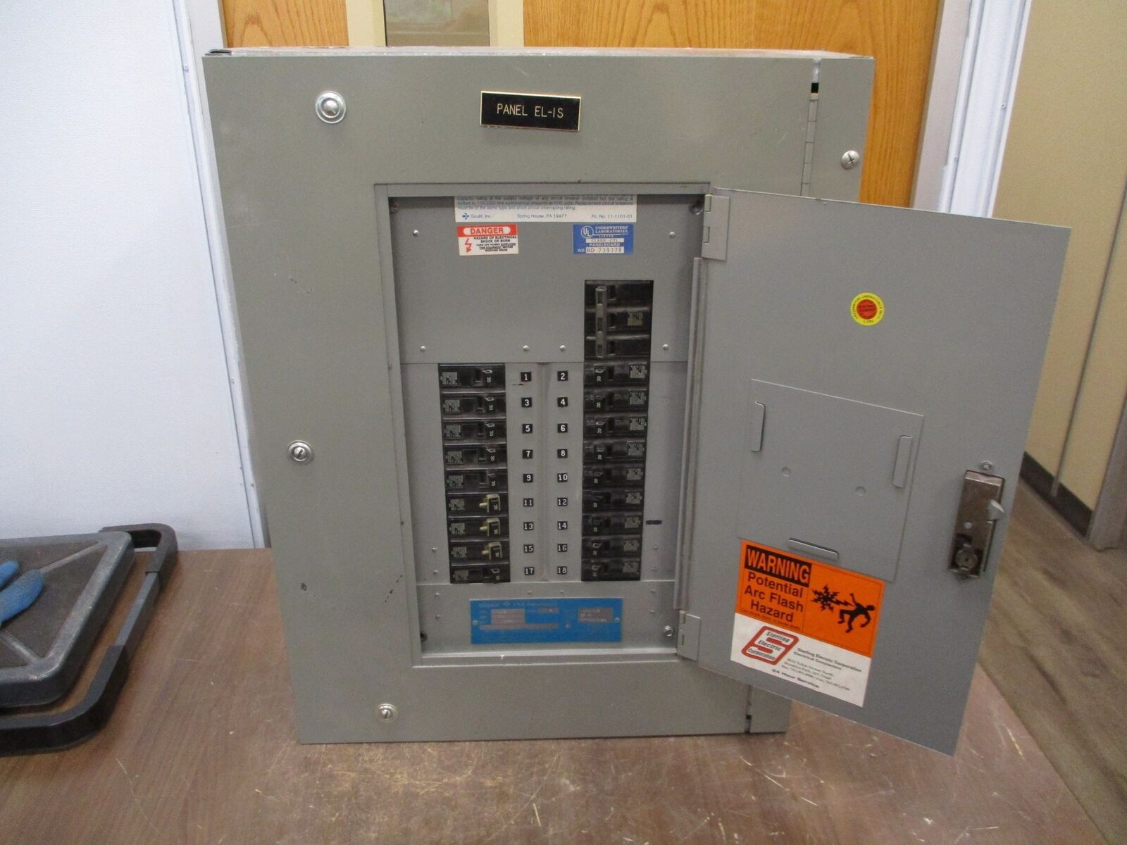 ITE Main Breaker Circuit Breaker Panel NLAB 100A Max, 100A Main 120/208V 3Ph 4W