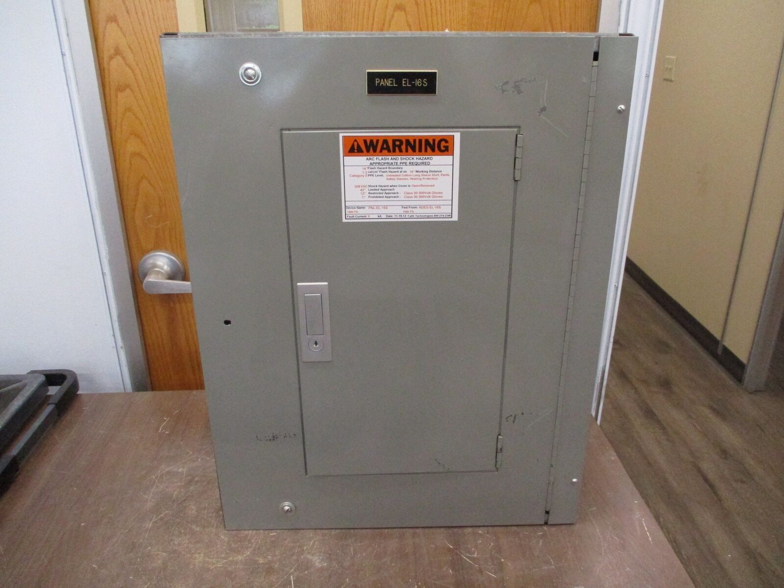 ITE Main Breaker Circuit Breaker Panel NLAB 100A Max, 100A Main 120/208V 3Ph 4W