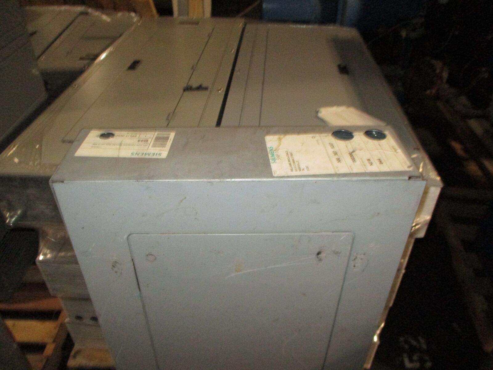 Siemens Lug Circuit Breaker Panel P1X42MC250C 250A Max 208/120V 3Ph 4W 42-Slot