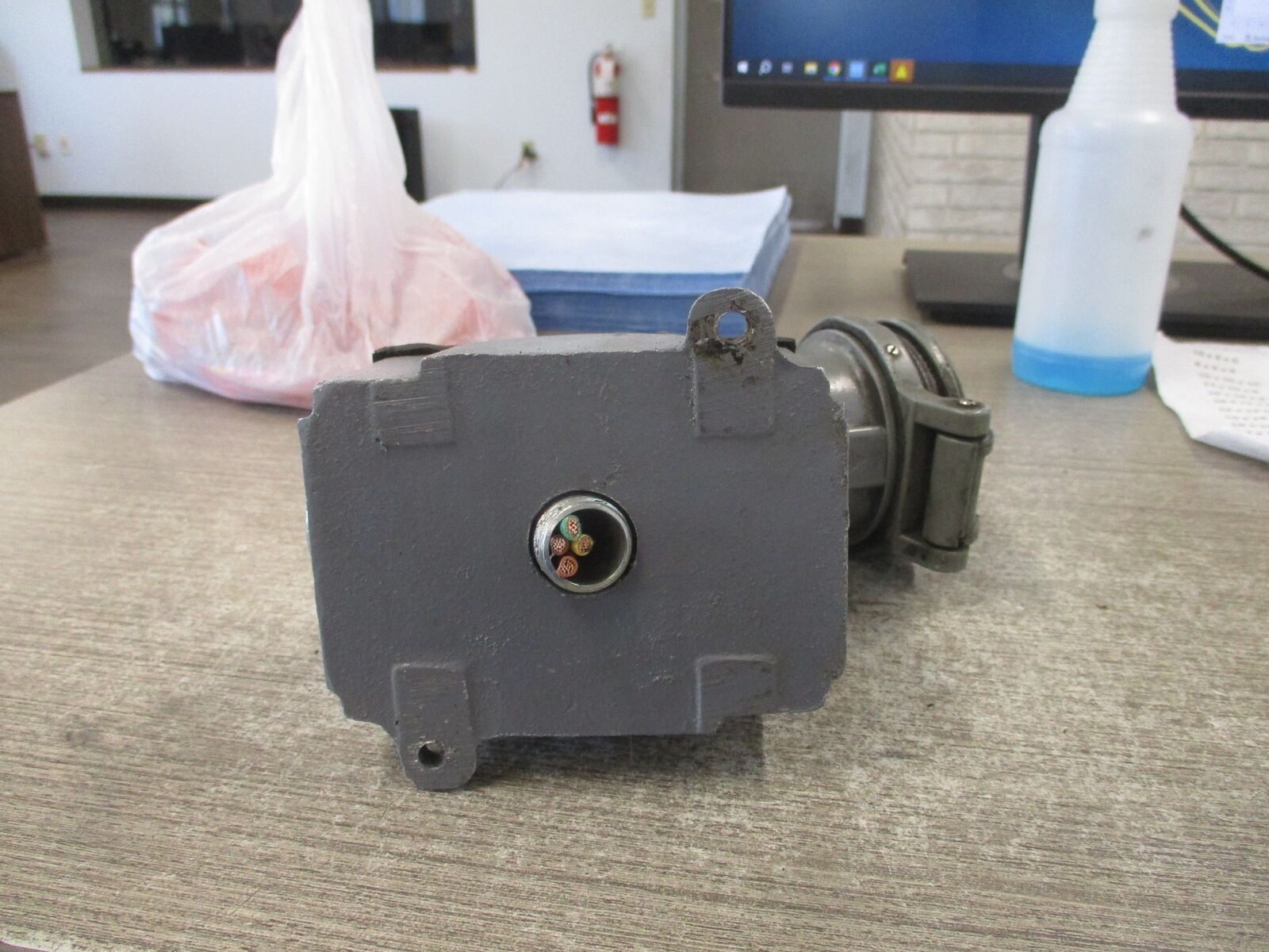 Russellstoll Receptacle JRS334H/RCPT 30A 250/600V W/Base & Angle Adapter Used