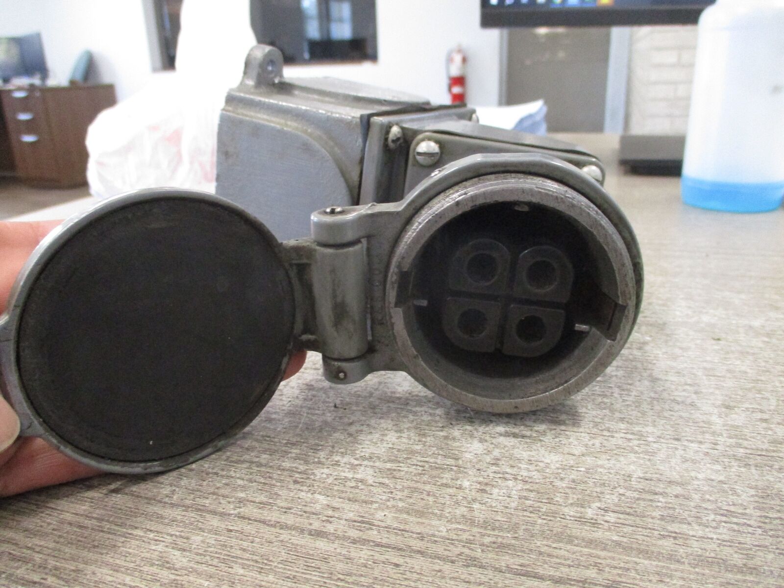 Russellstoll Receptacle JRS334H/RCPT 30A 250/600V W/Base & Angle Adapter Used