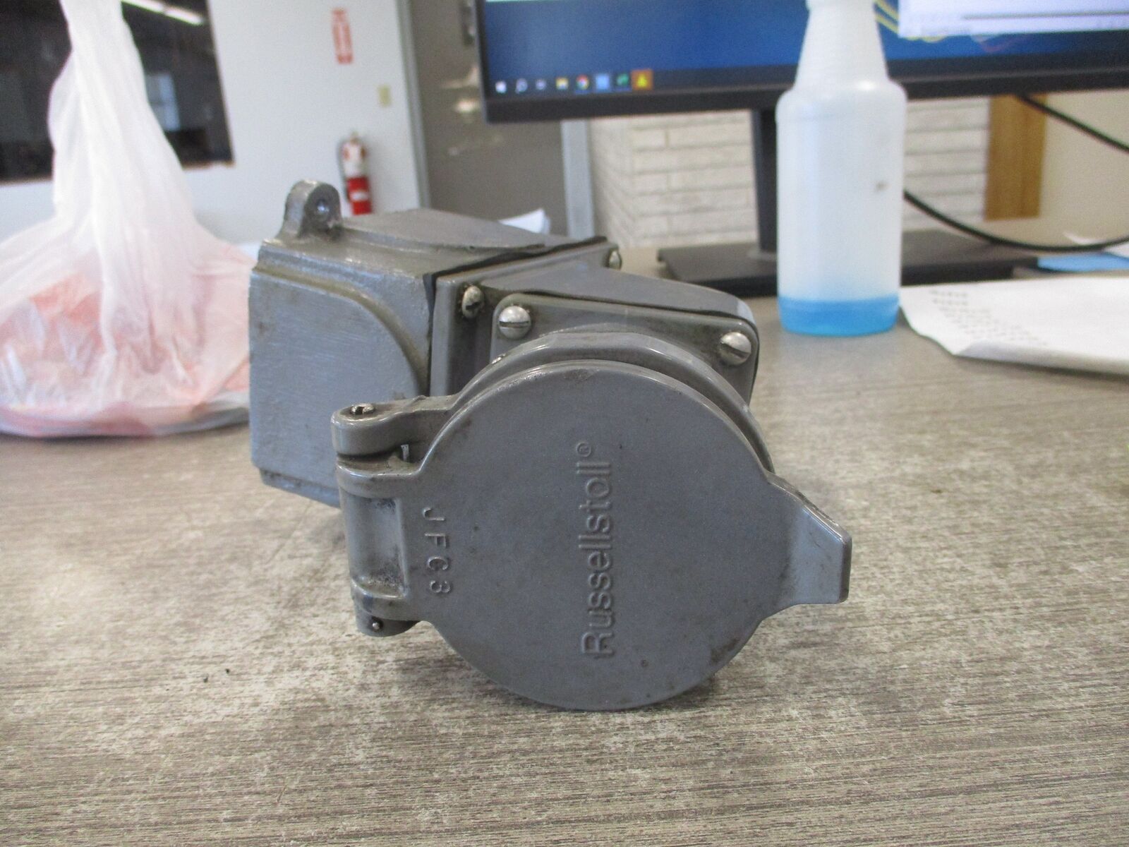 Russellstoll Receptacle JRS334H/RCPT 30A 250/600V W/Base & Angle Adapter Used