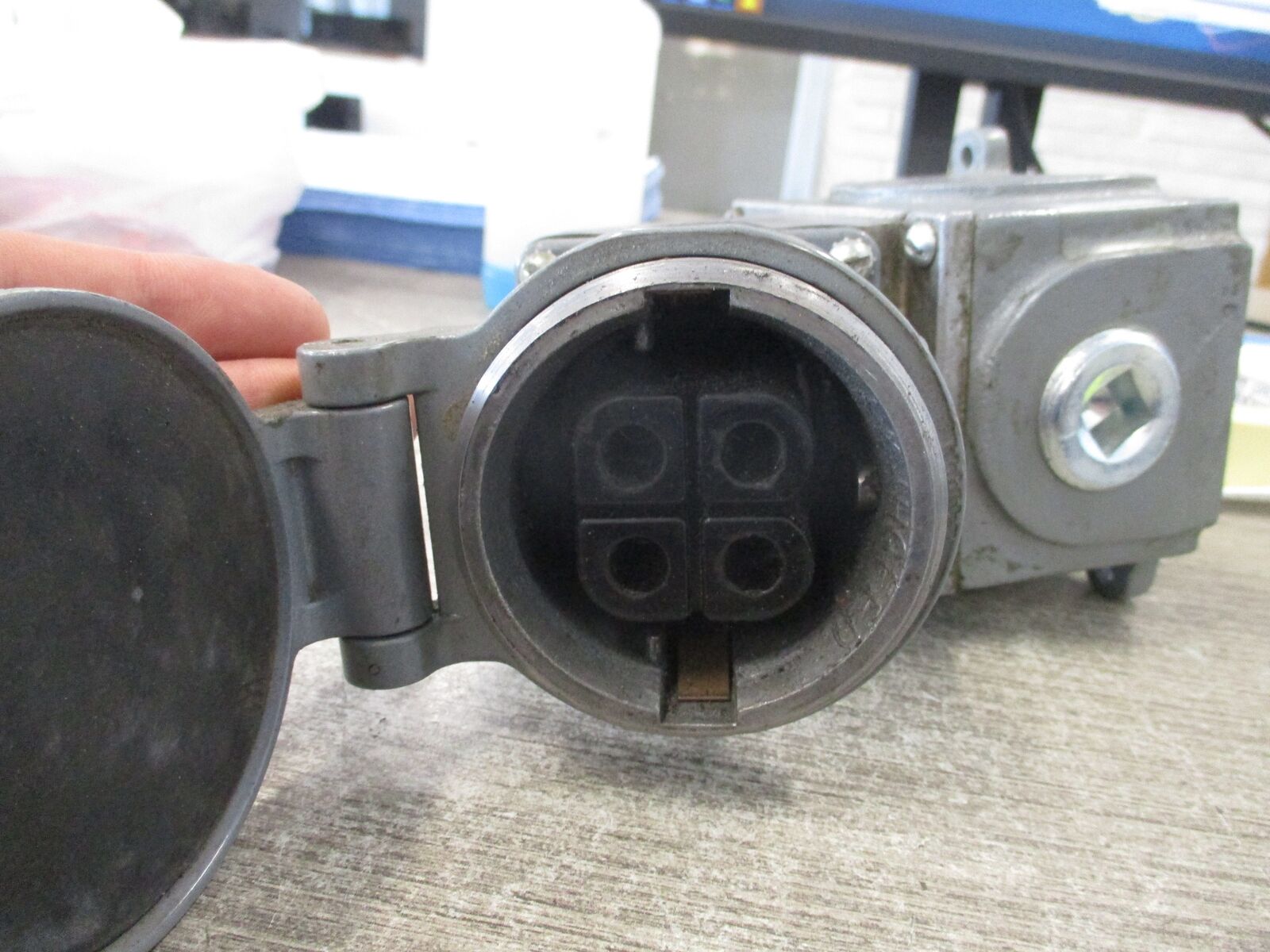 Russellstoll Receptacle JRF334H 30A 250/600V W/Base & Angle Adapter * Cover Chip