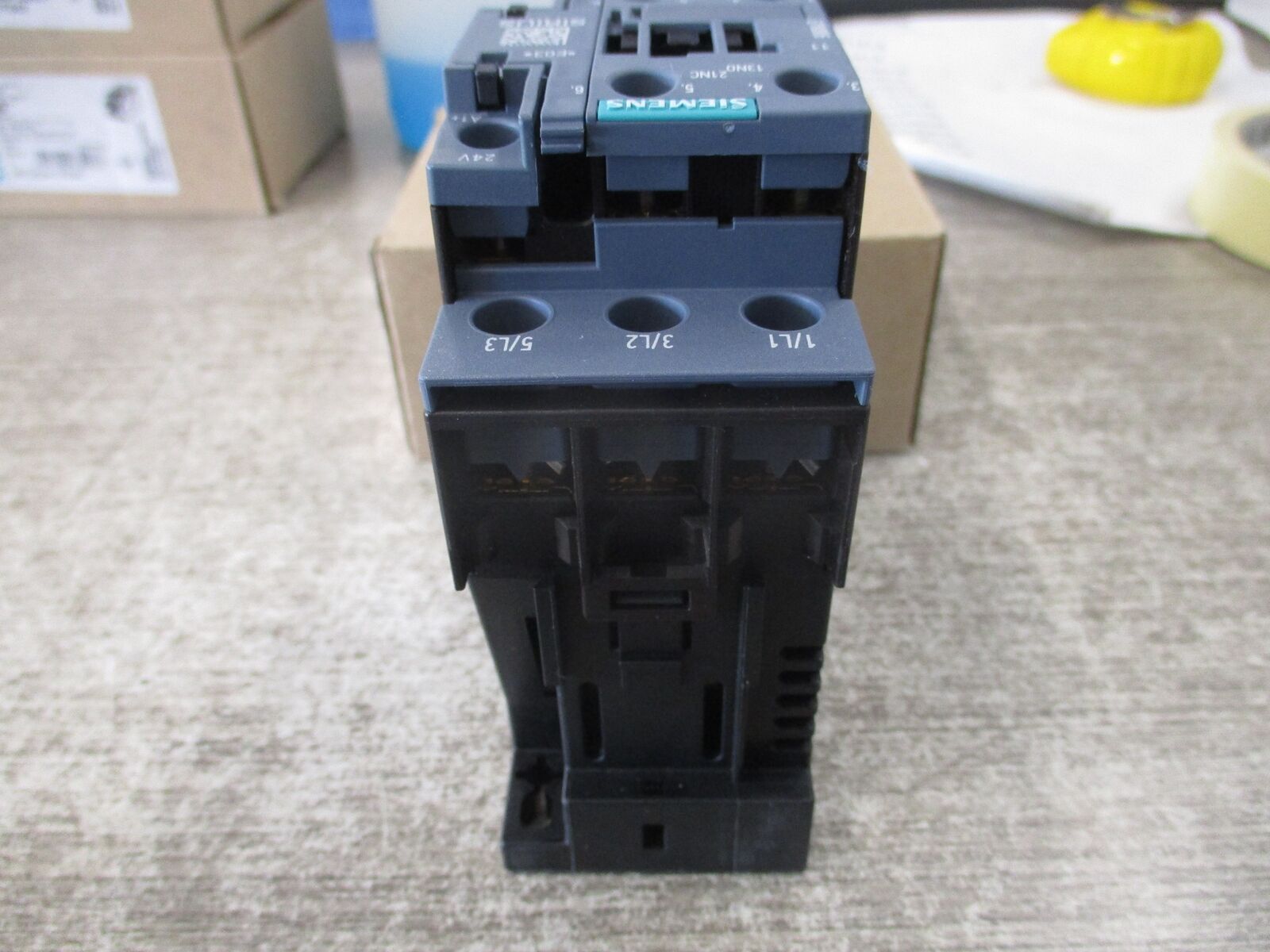 Siemens Contactor 3RT2024-1FB40 24VDC Coil 12A New Surplus