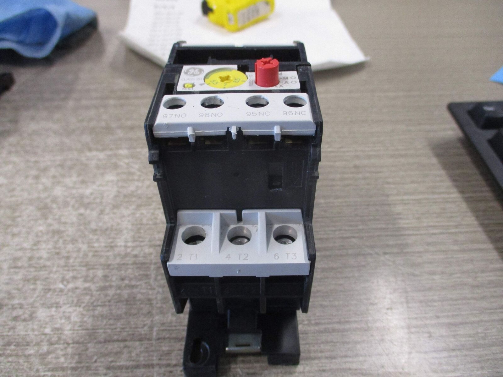 GE Solid State Overload RT12M Trip: 5.5 - 8.5A W/DIN Rail Adapter Used