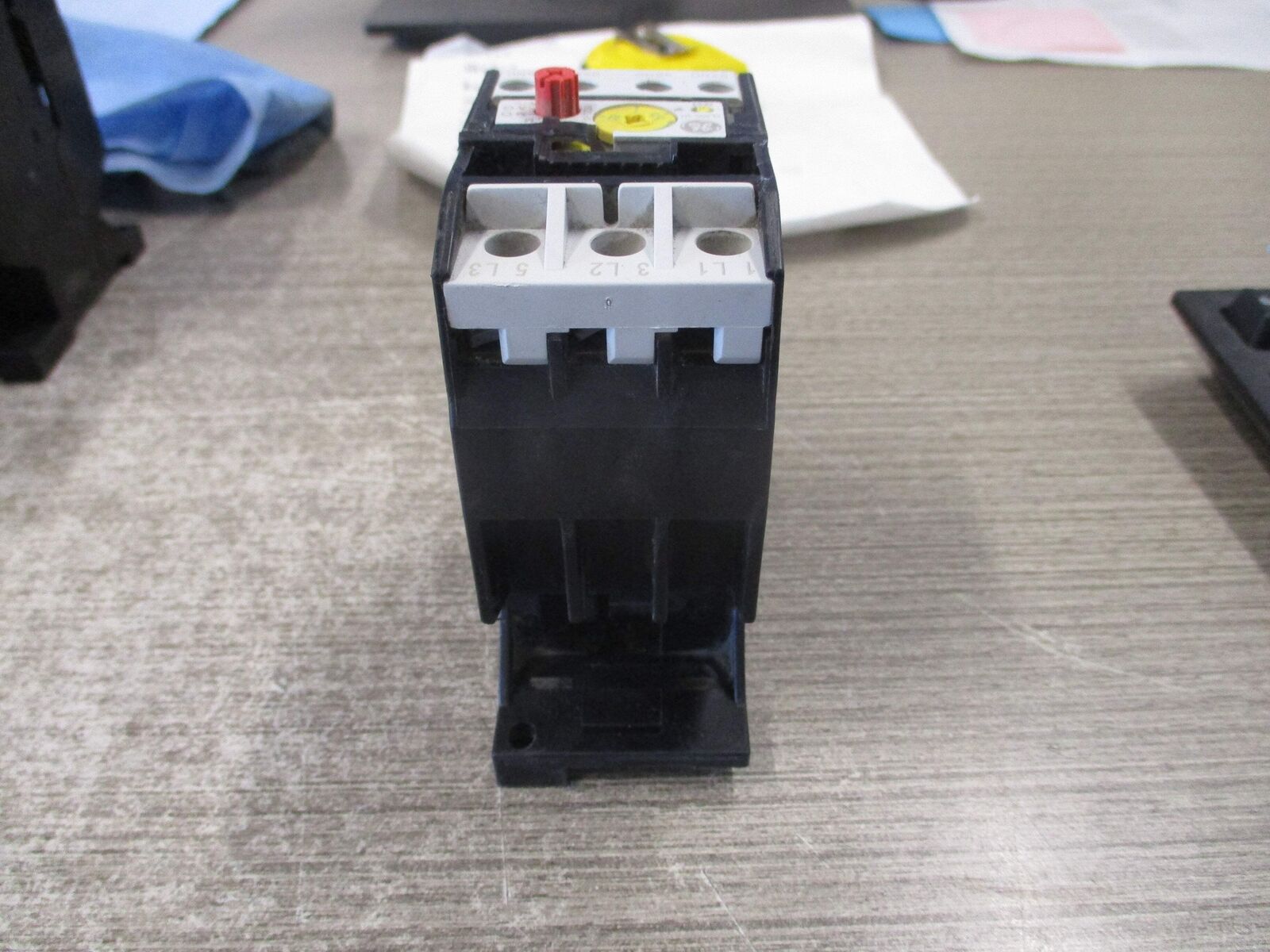 GE Solid State Overload RT12M Trip: 5.5 - 8.5A W/DIN Rail Adapter Used