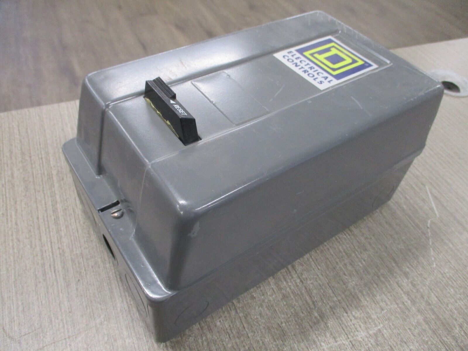 Square D Enclosed Starter 8911 REQ230G4 Ser. A 25A 600V Used