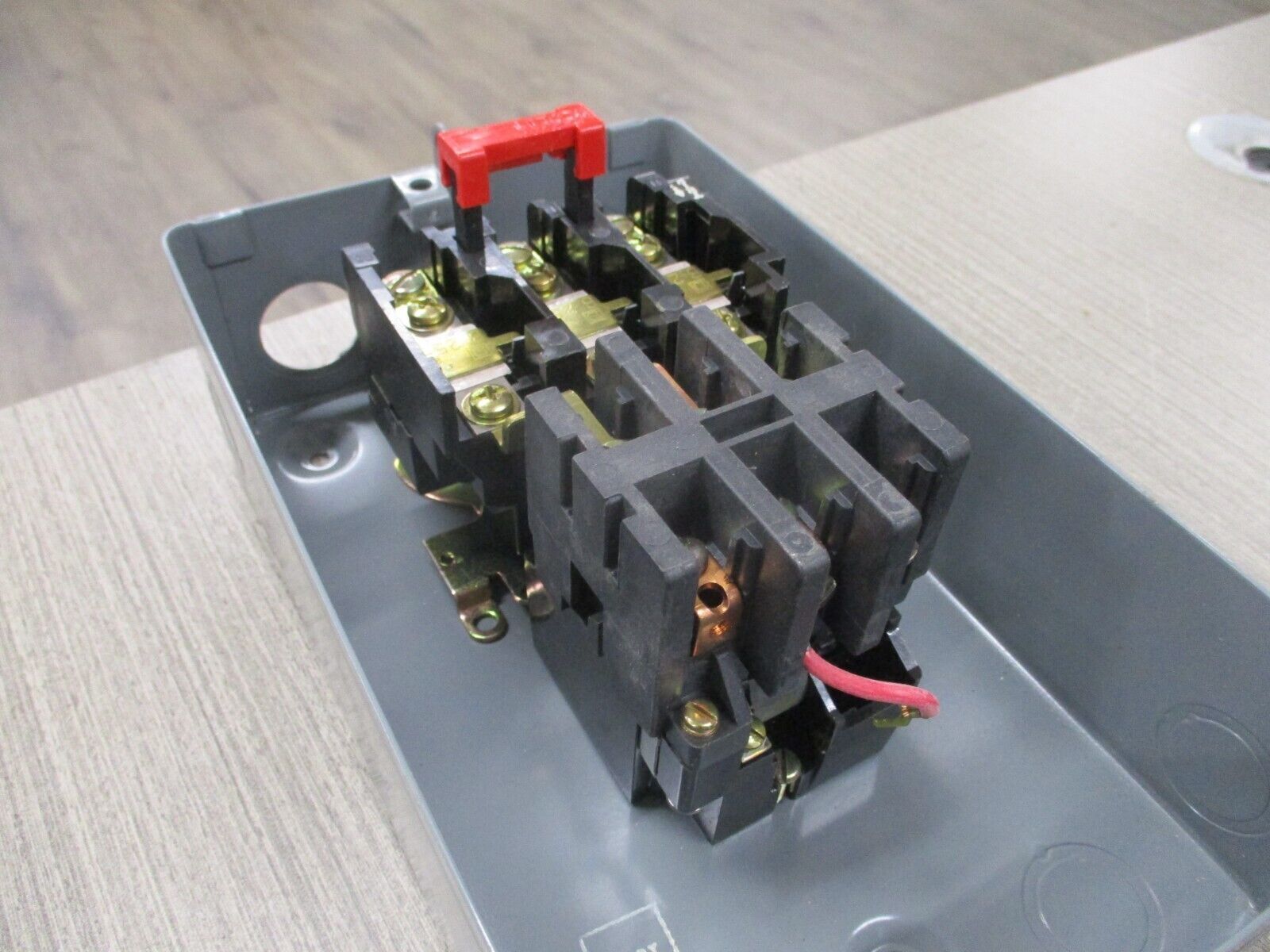 Square D Enclosed Starter 8911 REQ230G4 Ser. A 25A 600V Used